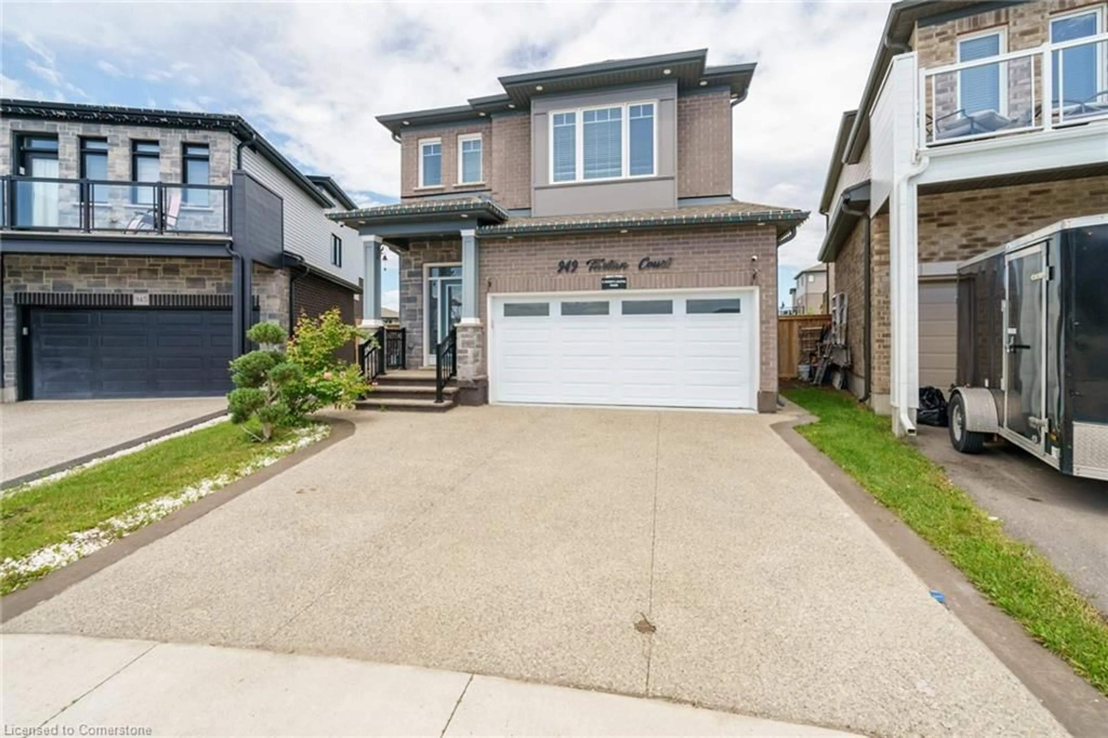 Frontside or backside of a home, the street view for 949 Tartan Crt, Kitchener Ontario N2R 0N2