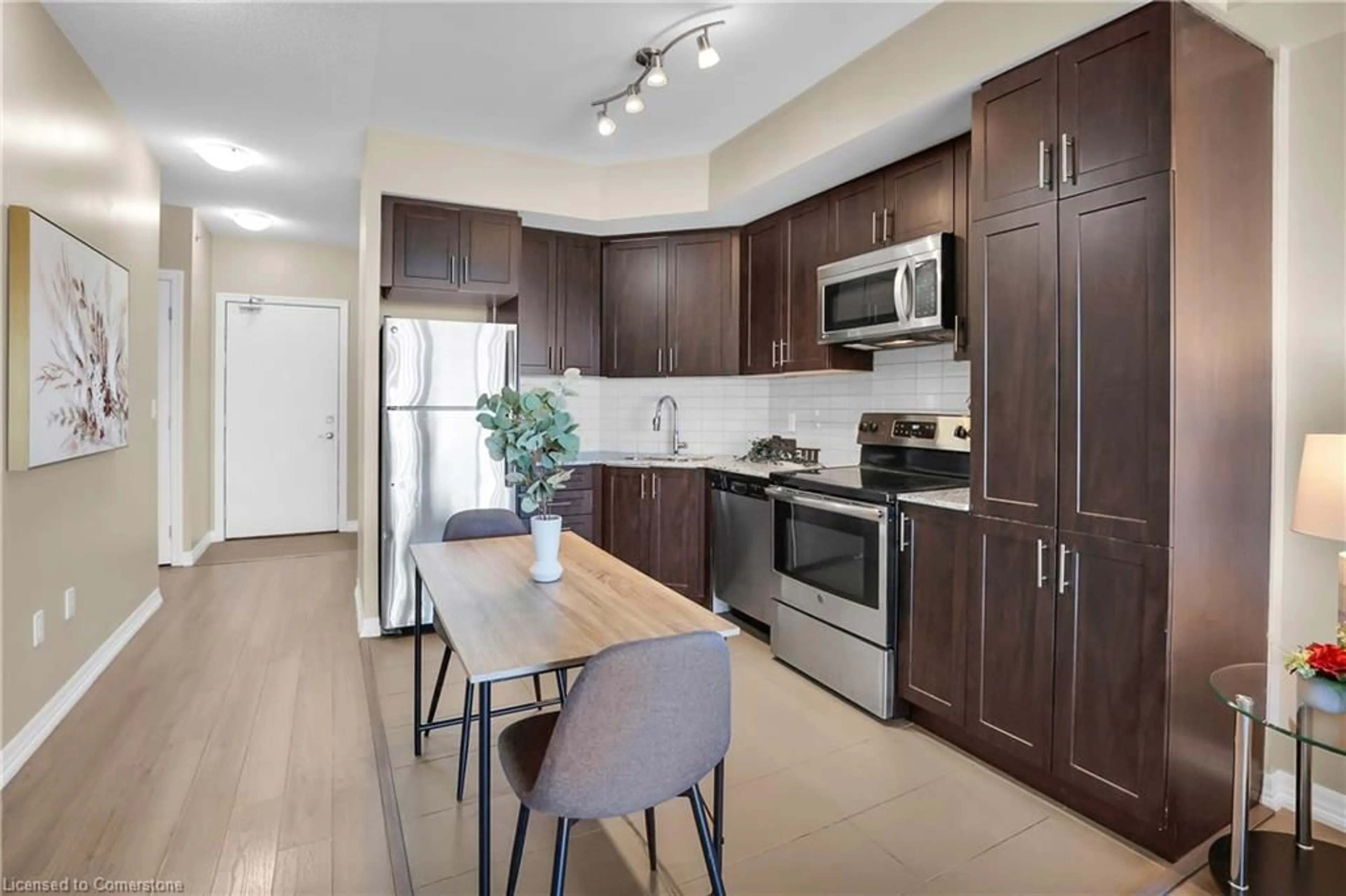 Open concept kitchen for 560 North Service Rd #605, Grimsby Ontario L3M 0G3