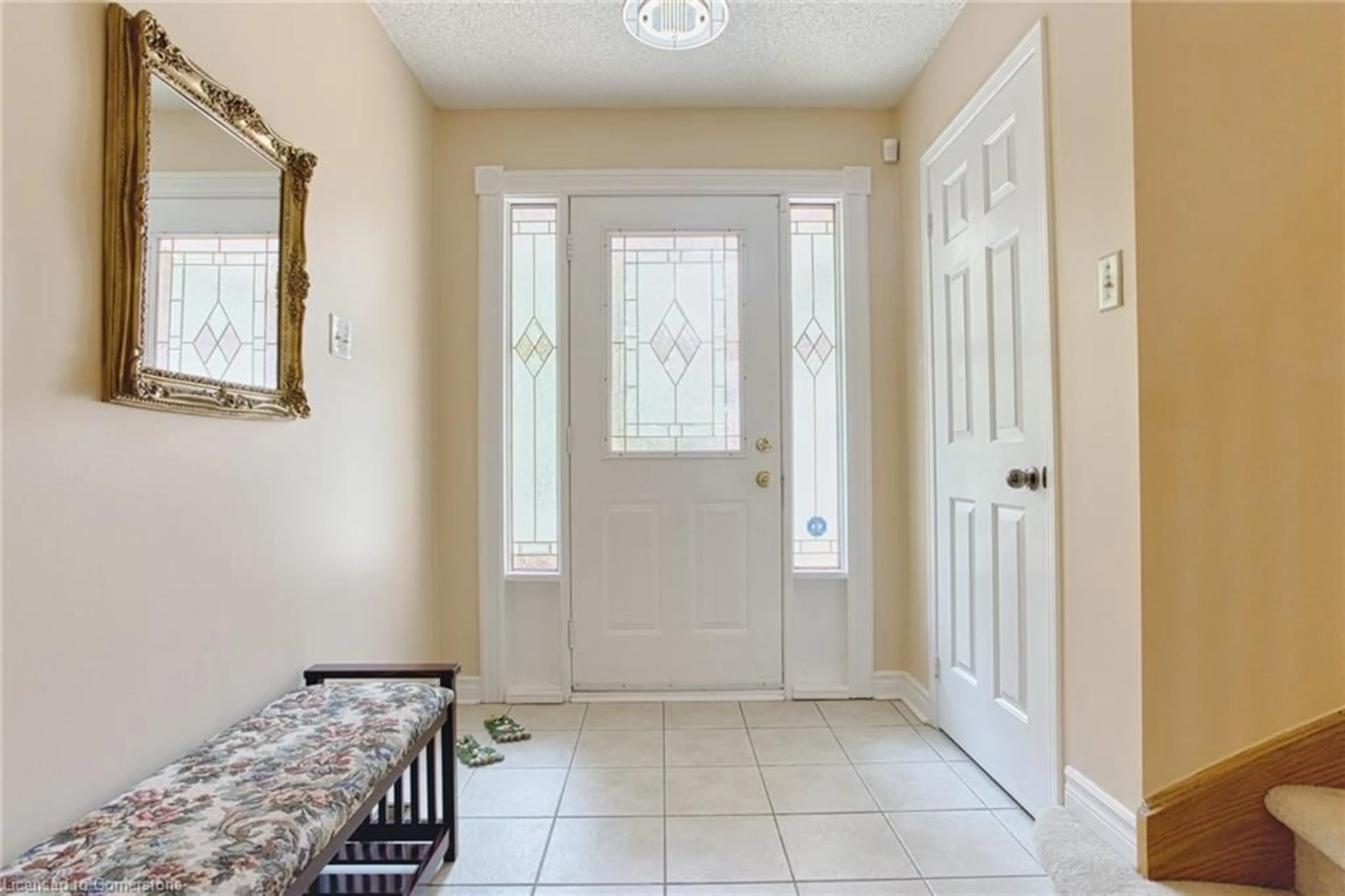 Indoor entryway, wood floors for 86 Golfview Cres, Hamilton Ontario L9H 6T6