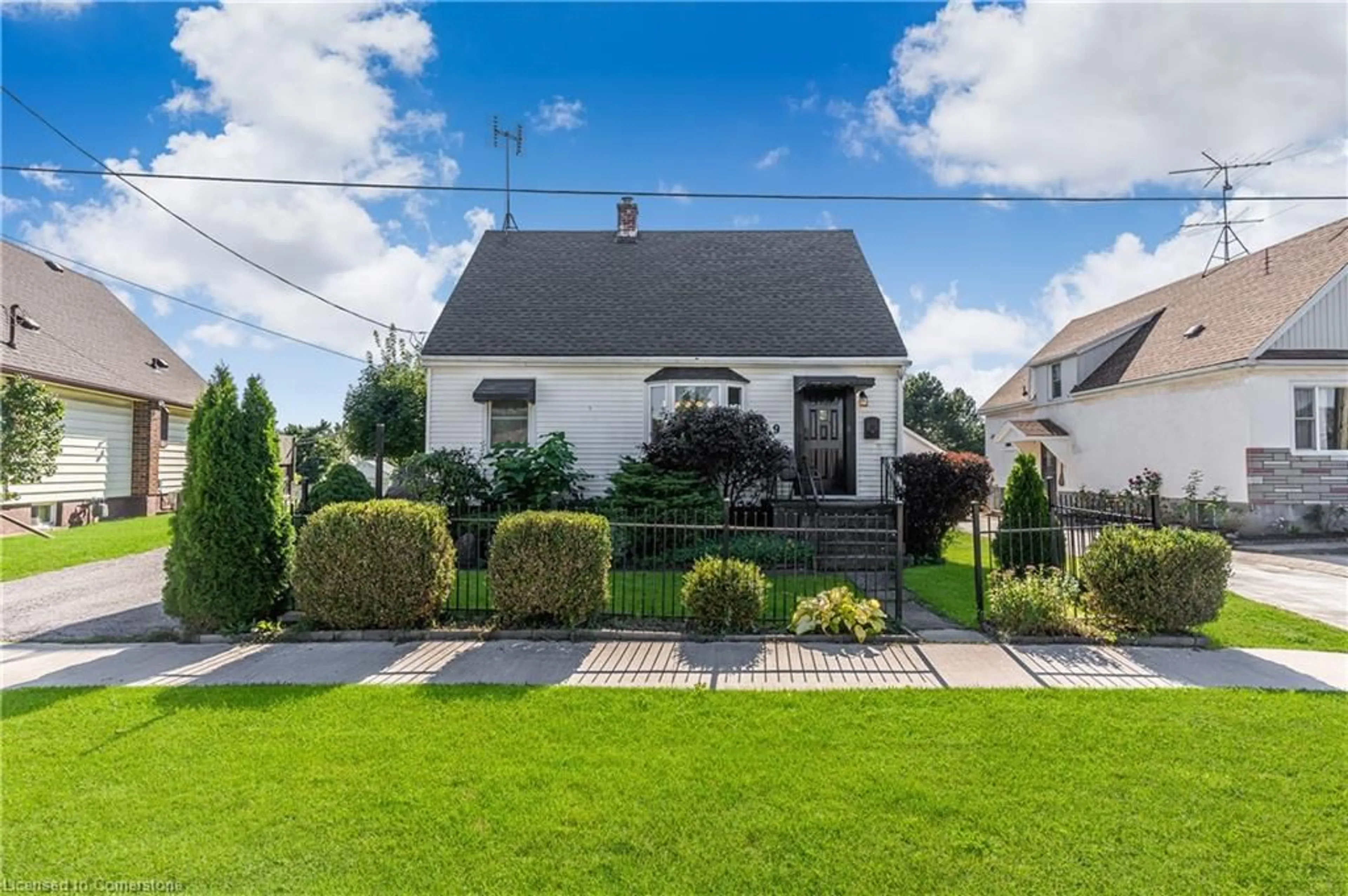 A pic from outside/outdoor area/front of a property/back of a property/a pic from drone, street for 9 Foley Cres, Thorold Ontario L2V 2K7