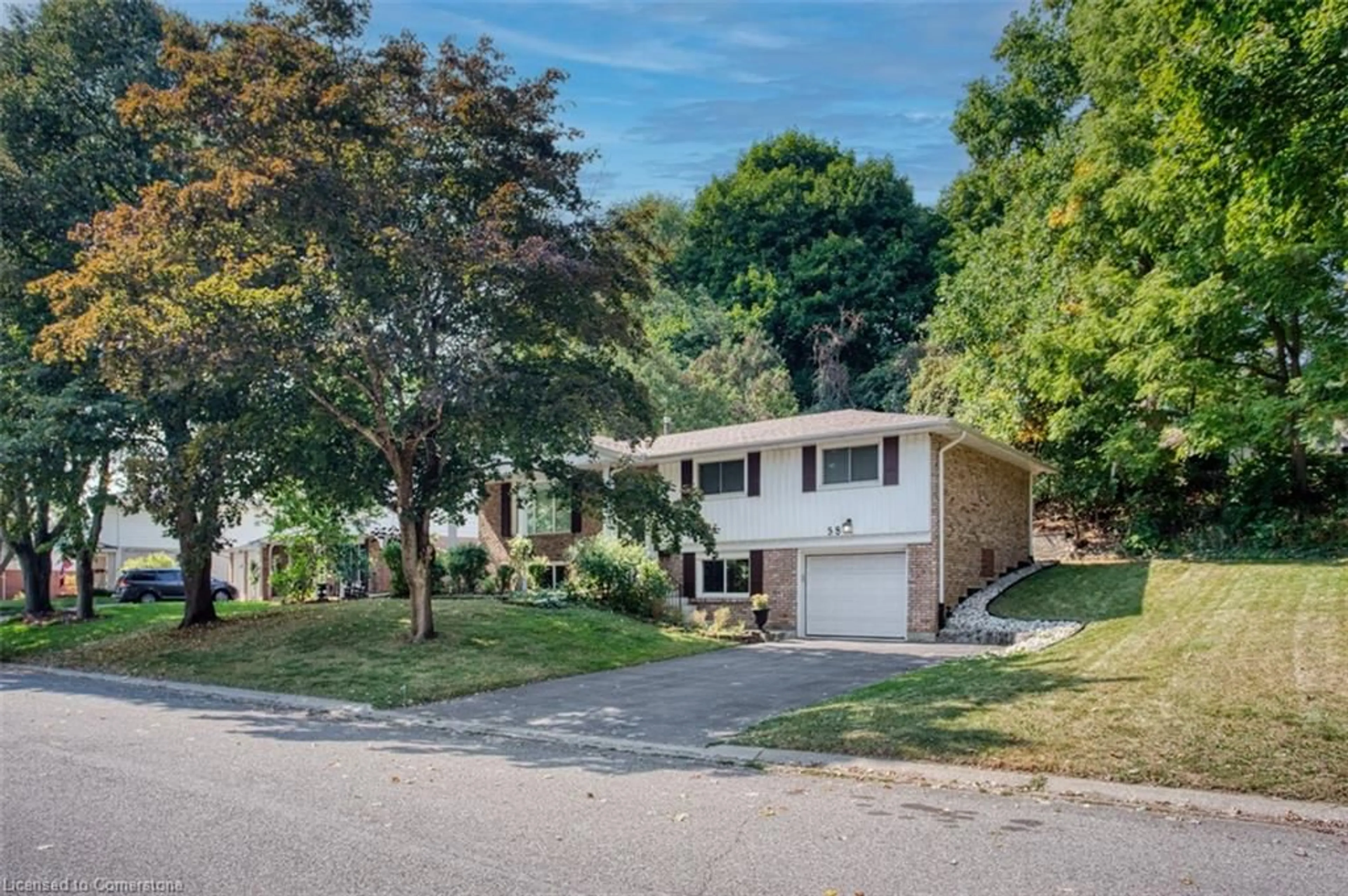 A pic from exterior of the house or condo, the street view for 38 Robinhood Dr, Dundas Ontario L9H 4G1