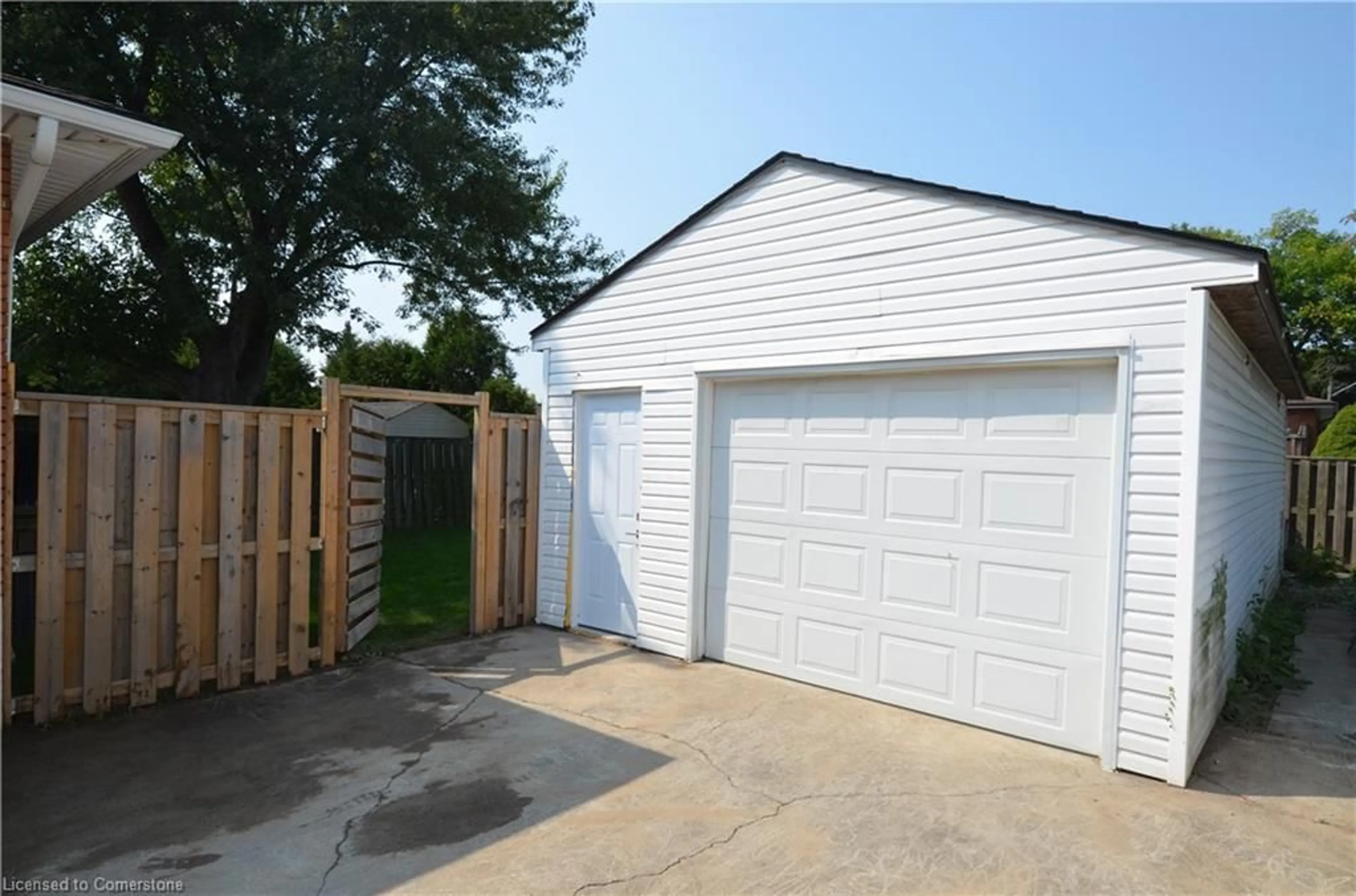 Indoor garage for 880 Upper Sherman Ave, Hamilton Ontario L8V 3N1