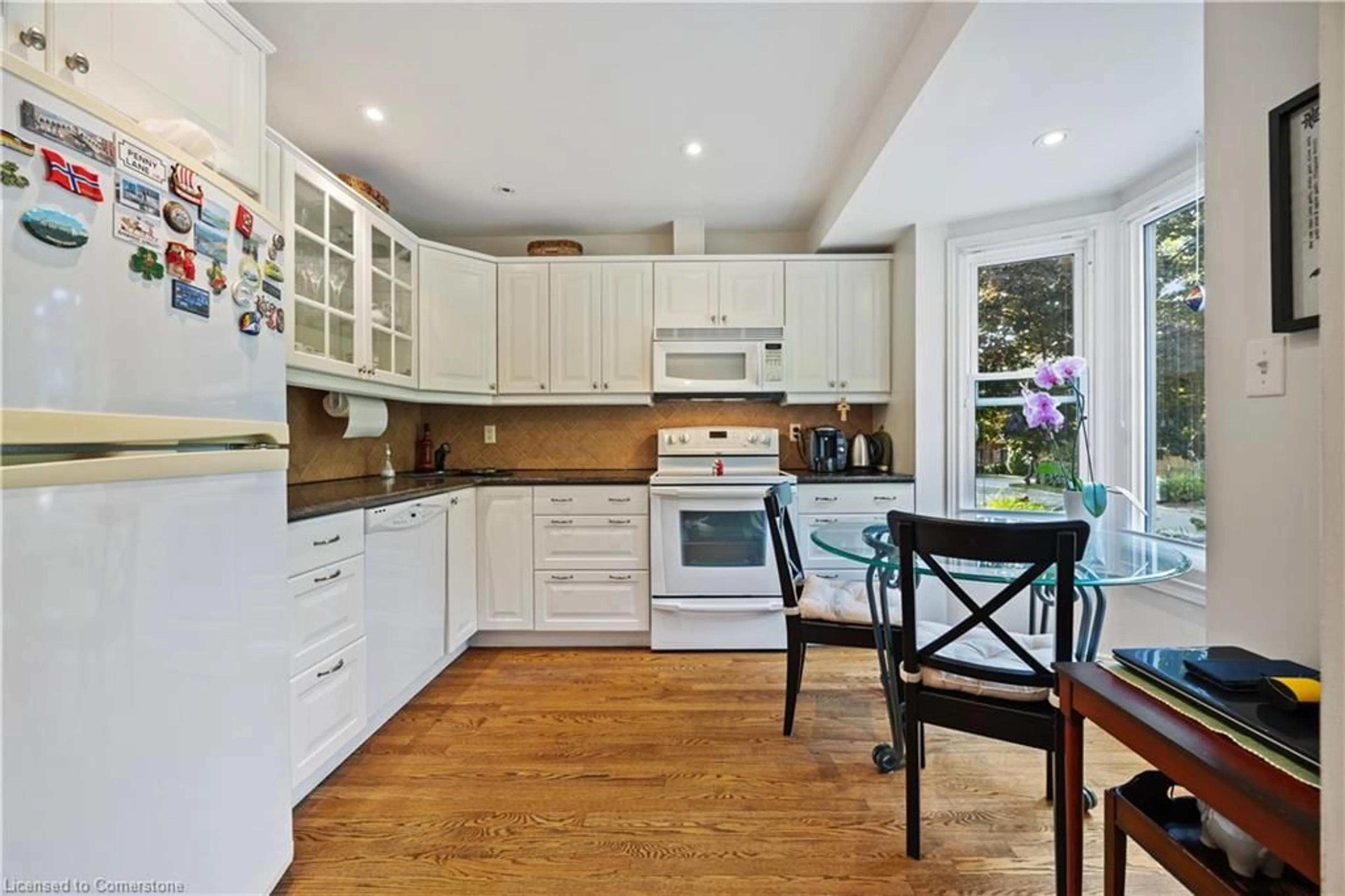 Open concept kitchen, unknown for 473 Blathwayte Lane, Burlington Ontario L7S 1Y4