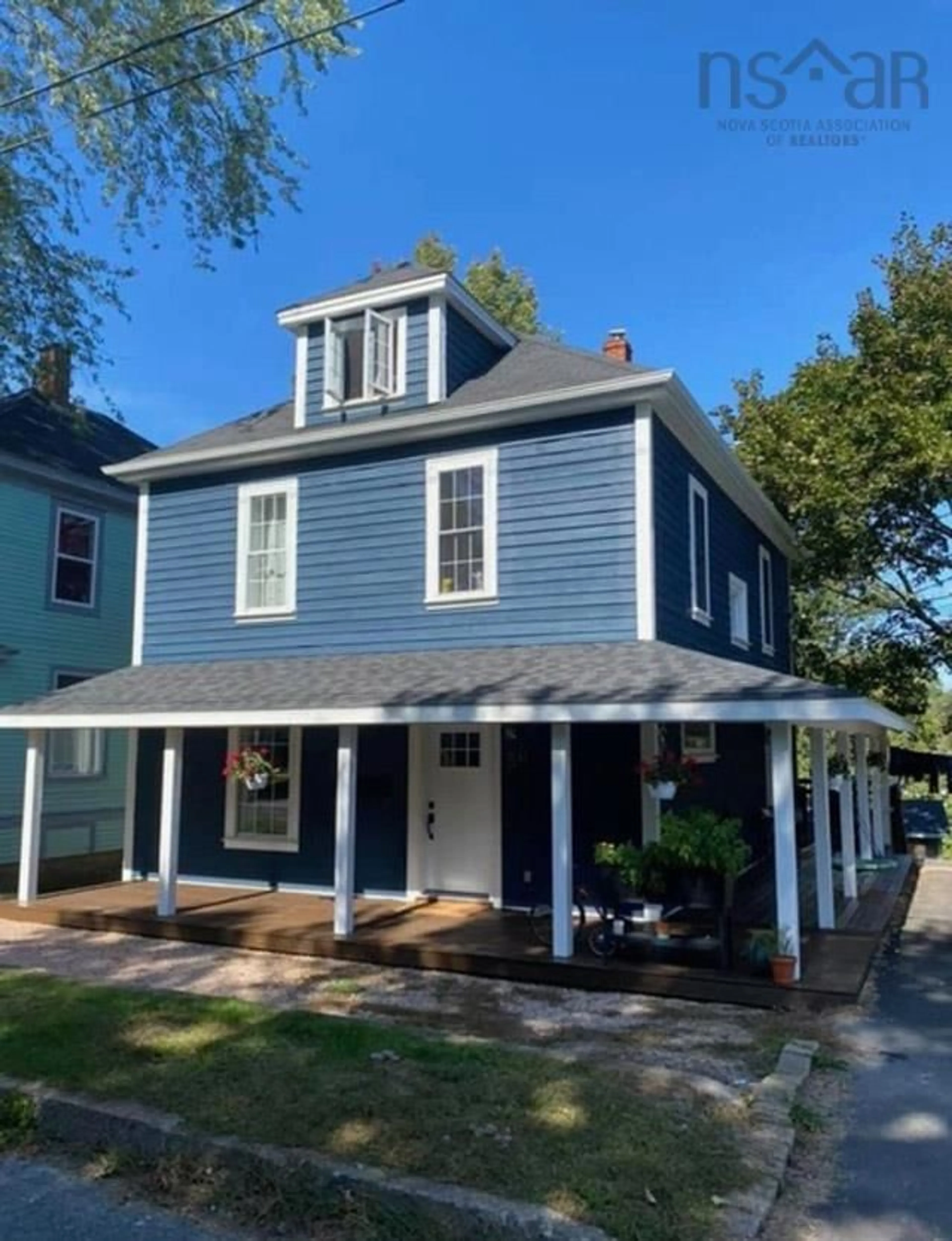 Home with vinyl exterior material for 39 Prince St, Bridgewater Nova Scotia B4V 2W4