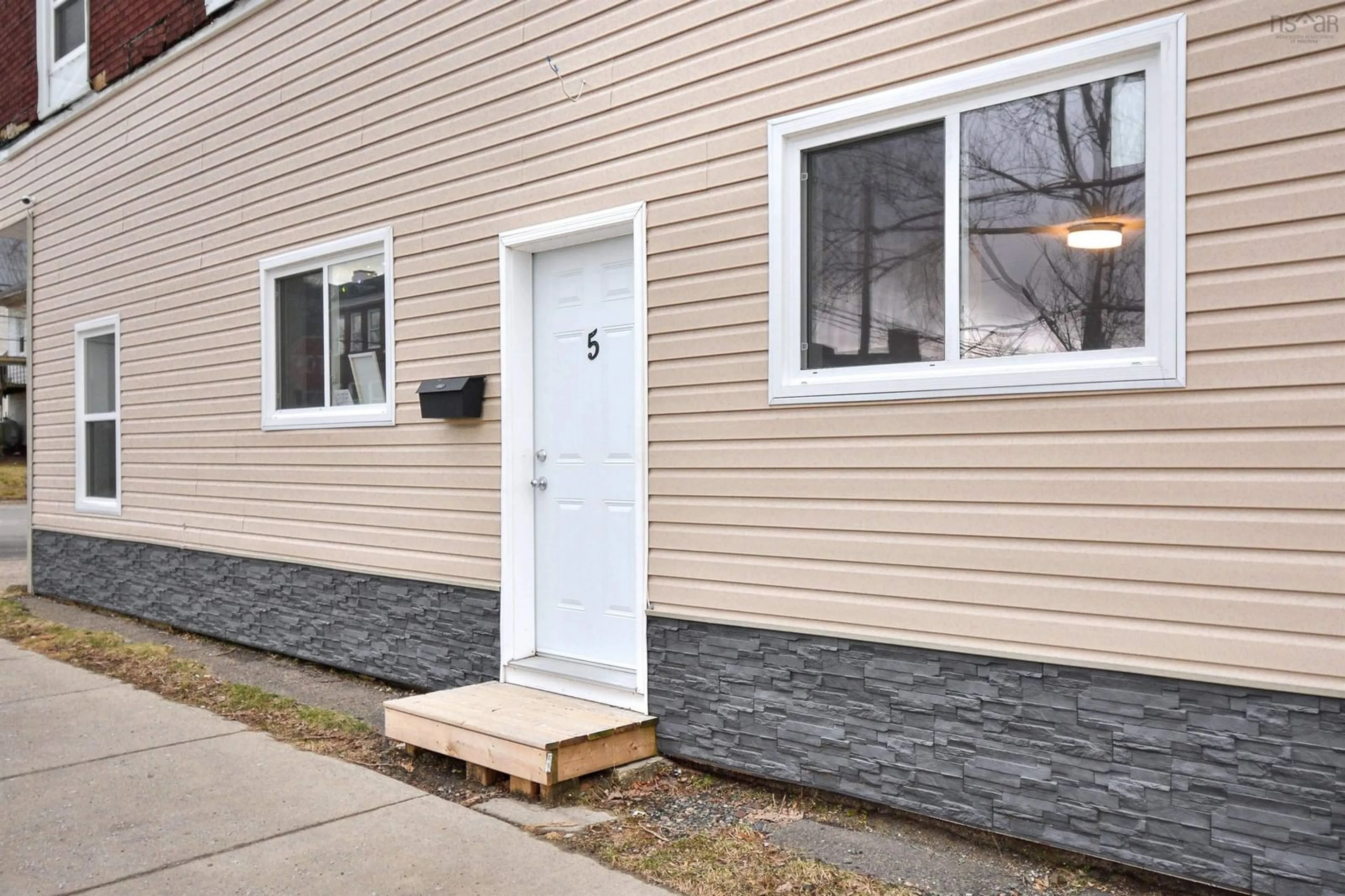 A pic from exterior of the house or condo for 181 George St, Sydney Nova Scotia B1P 1J1