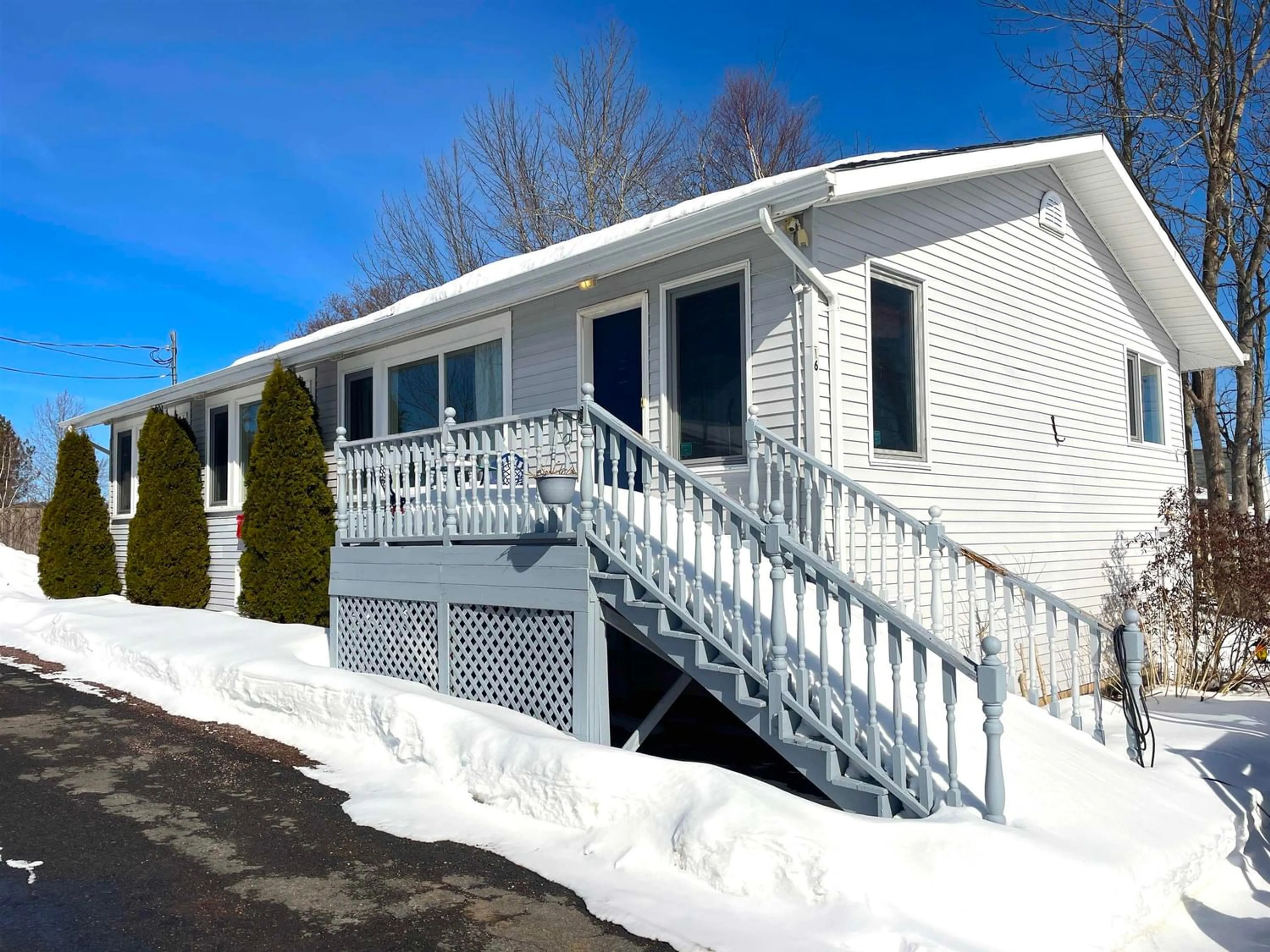 Home with vinyl exterior material for 16 High St, Baddeck Nova Scotia B0E 1B0