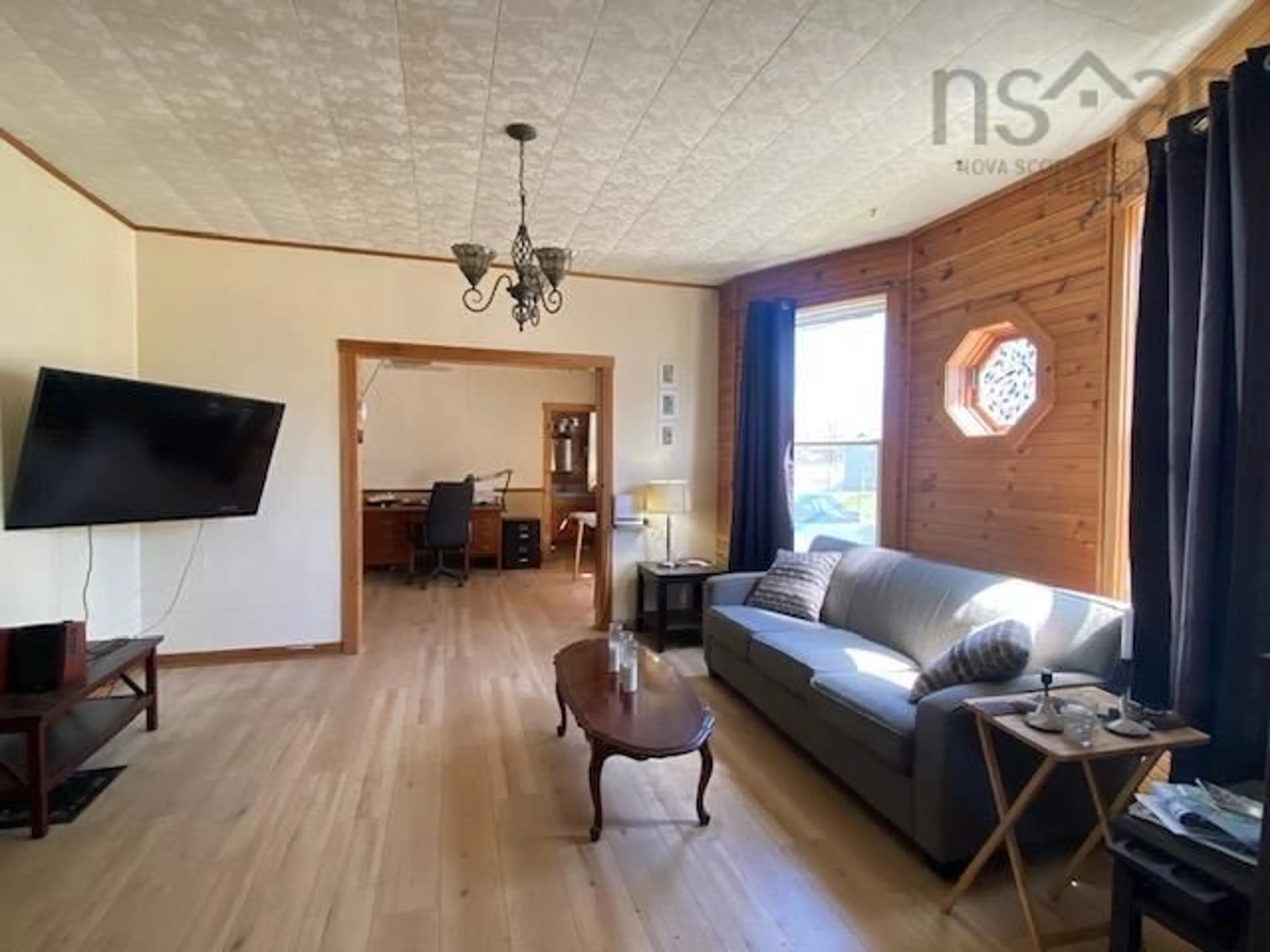 Living room for 142 Mowatt St, Shelburne Nova Scotia B0T 1W0