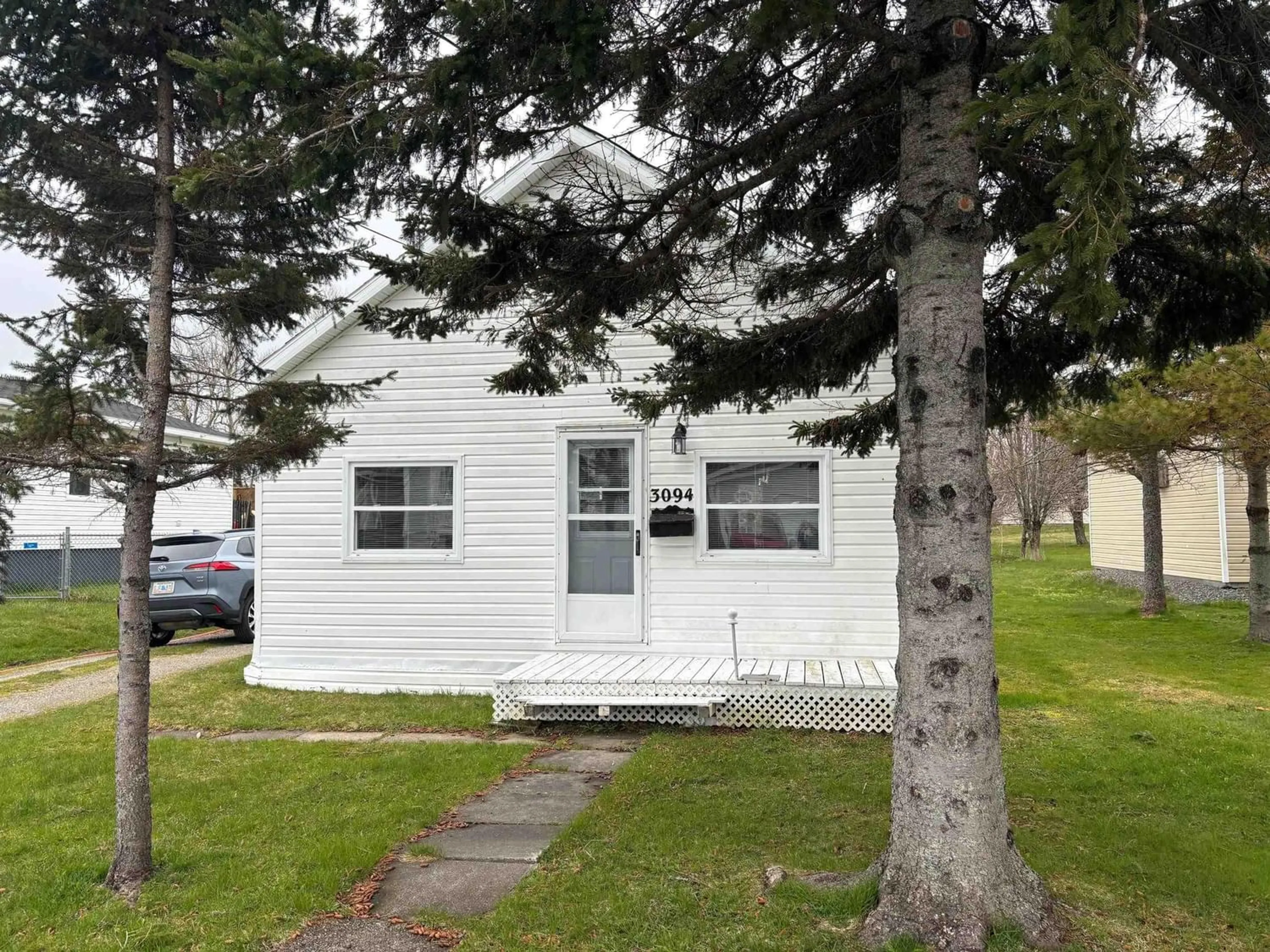 Outside view for 3094 East Ave, New Waterford Nova Scotia B1H 1S1