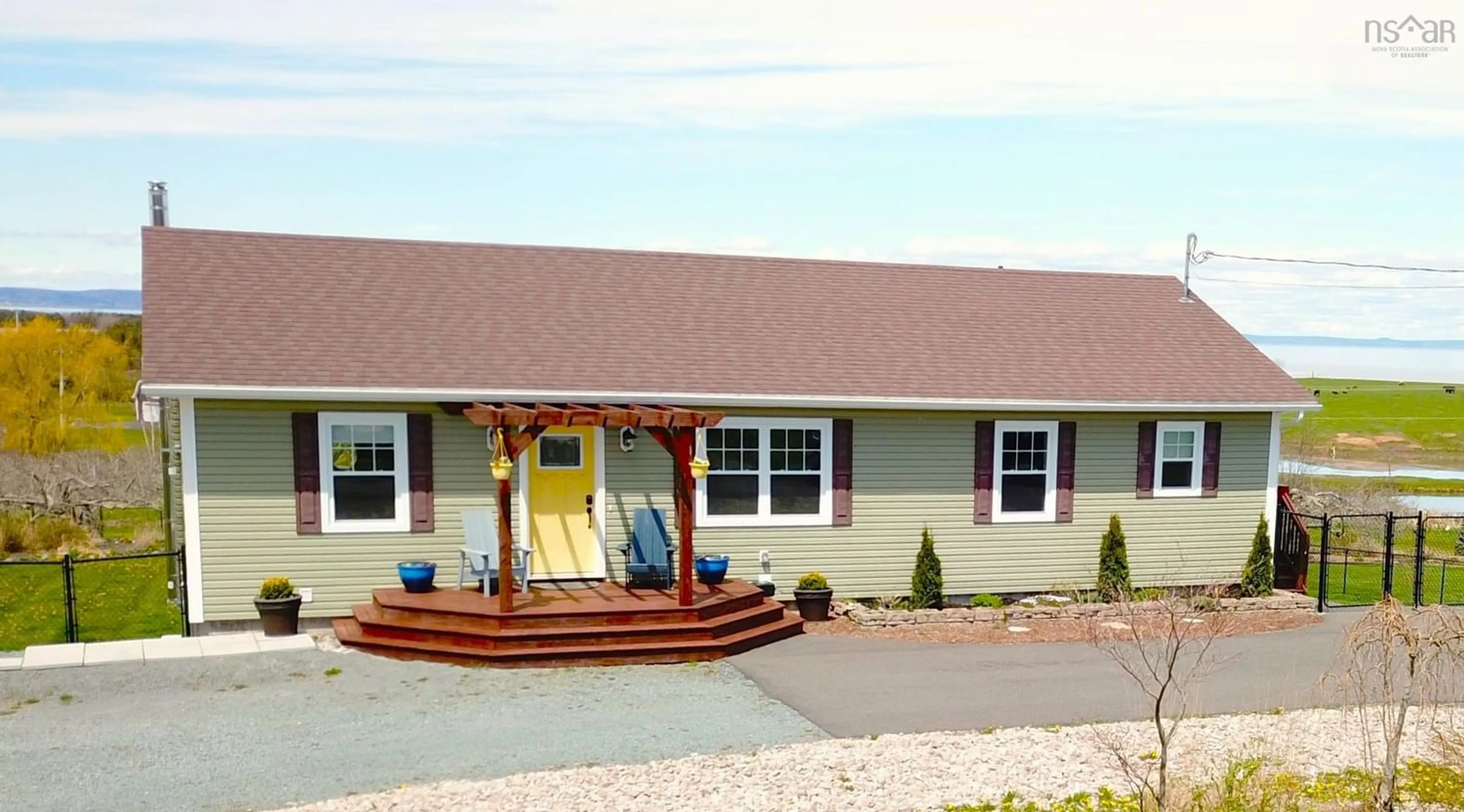 Home with vinyl exterior material for 239 Bluff Rd, Avonport Nova Scotia B0P 1P0