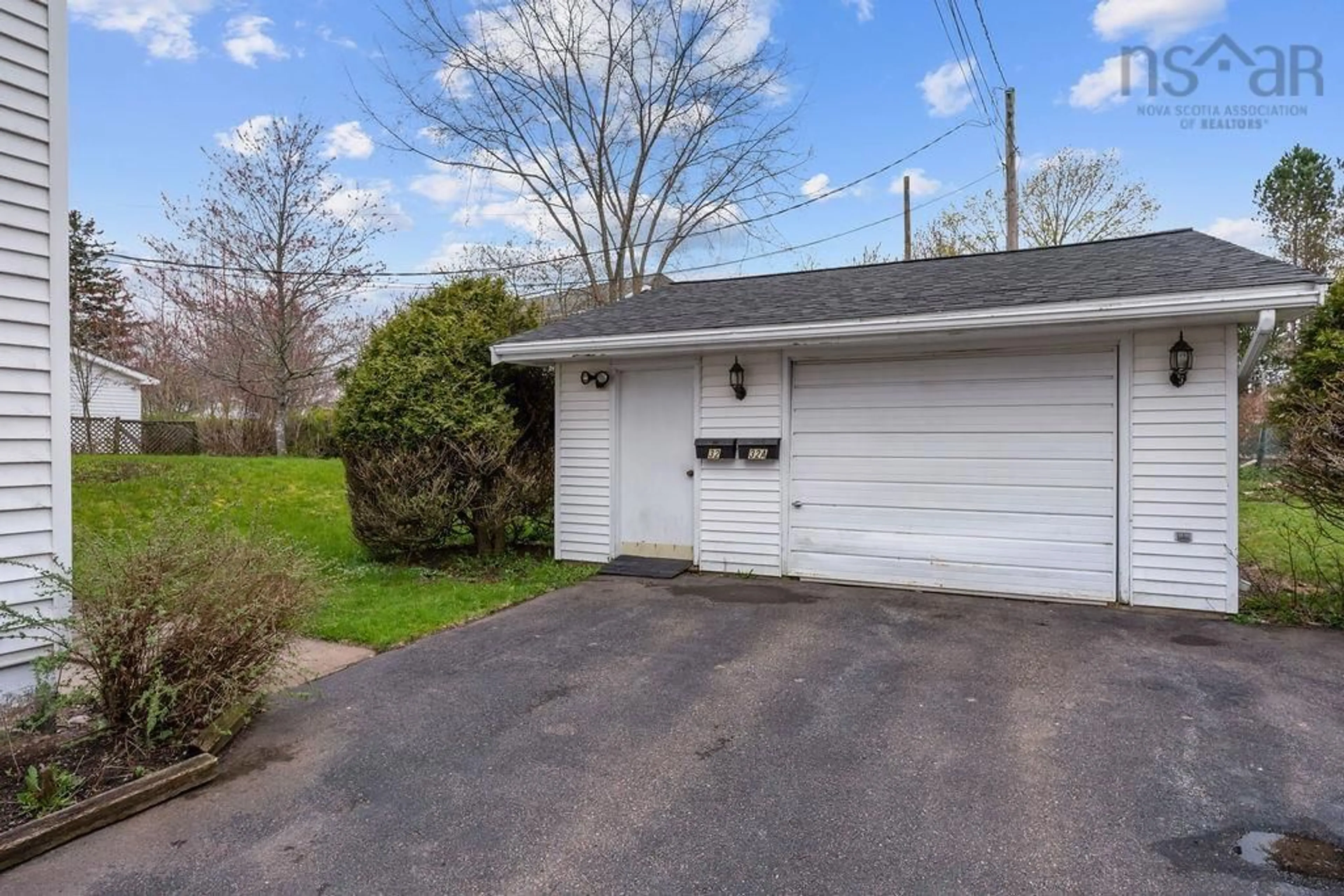 Indoor entryway for 32 Longworth Ave, Truro Nova Scotia B2N 3E8