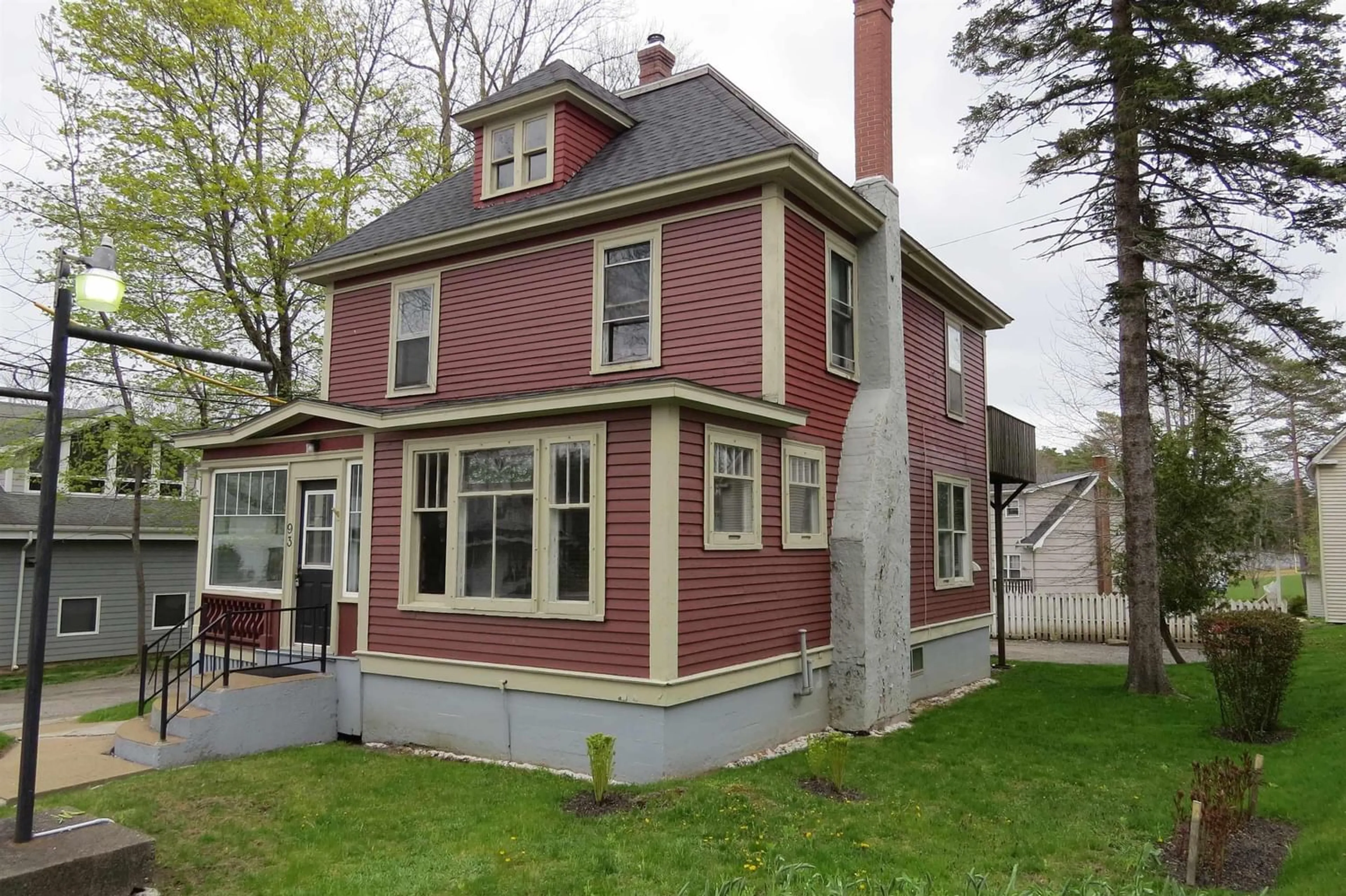 Home with vinyl exterior material for 93 Dufferin St, Bridgewater Nova Scotia B4V 2G4