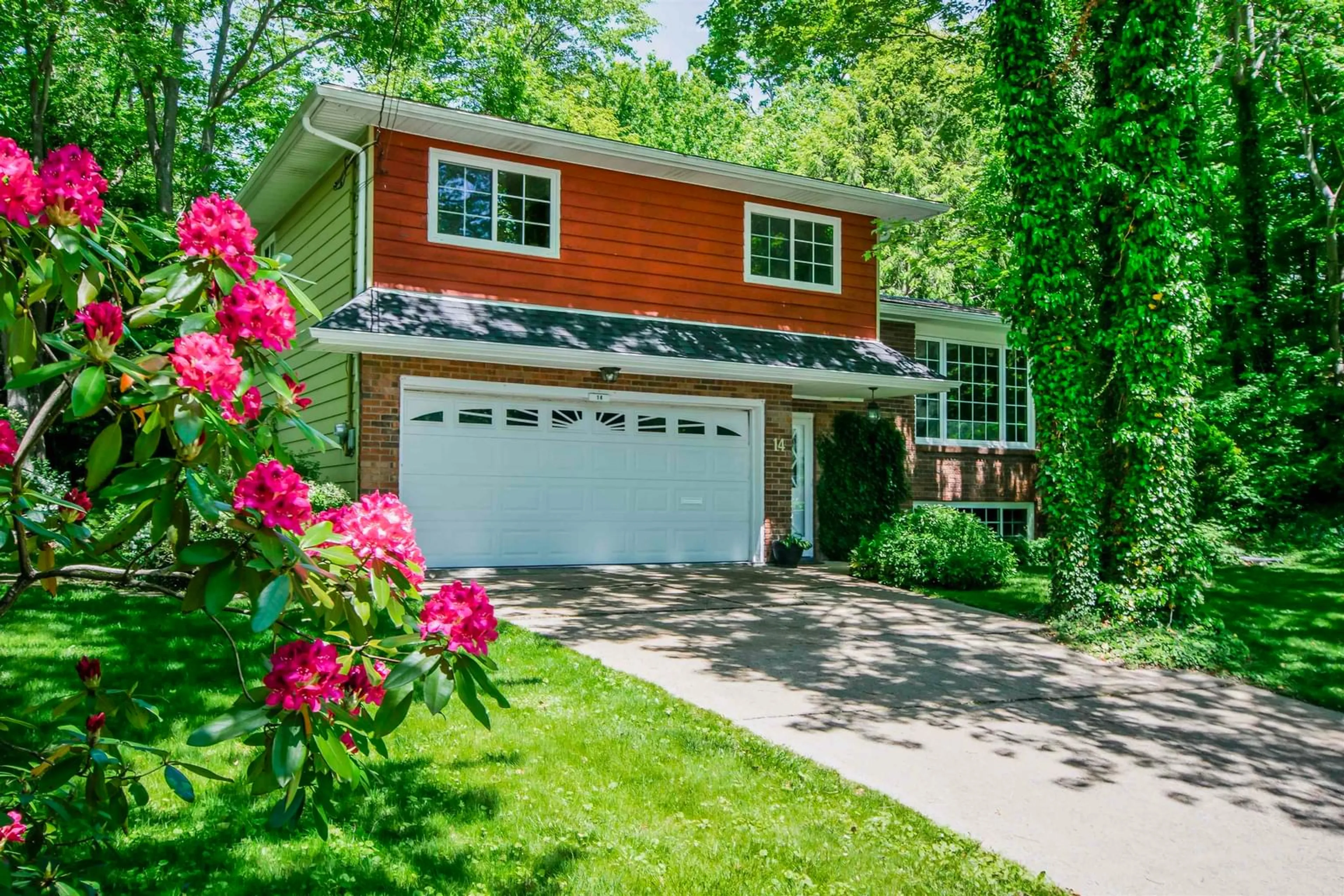 Frontside or backside of a home for 14 Evans Crt, Dartmouth Nova Scotia B2X 2T5