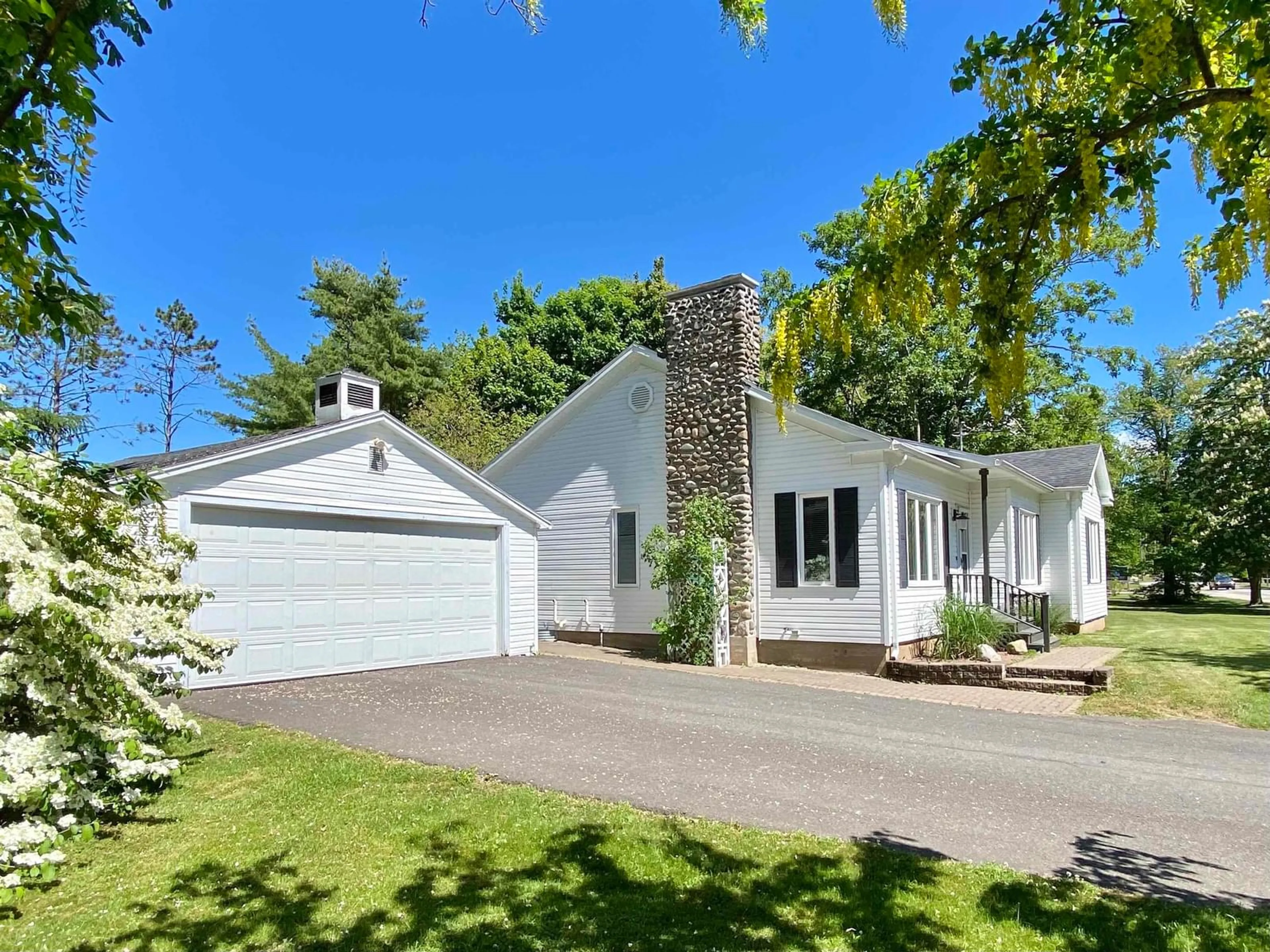 Frontside or backside of a home, cottage for 726 St George St, Annapolis Royal Nova Scotia B0S 1A0