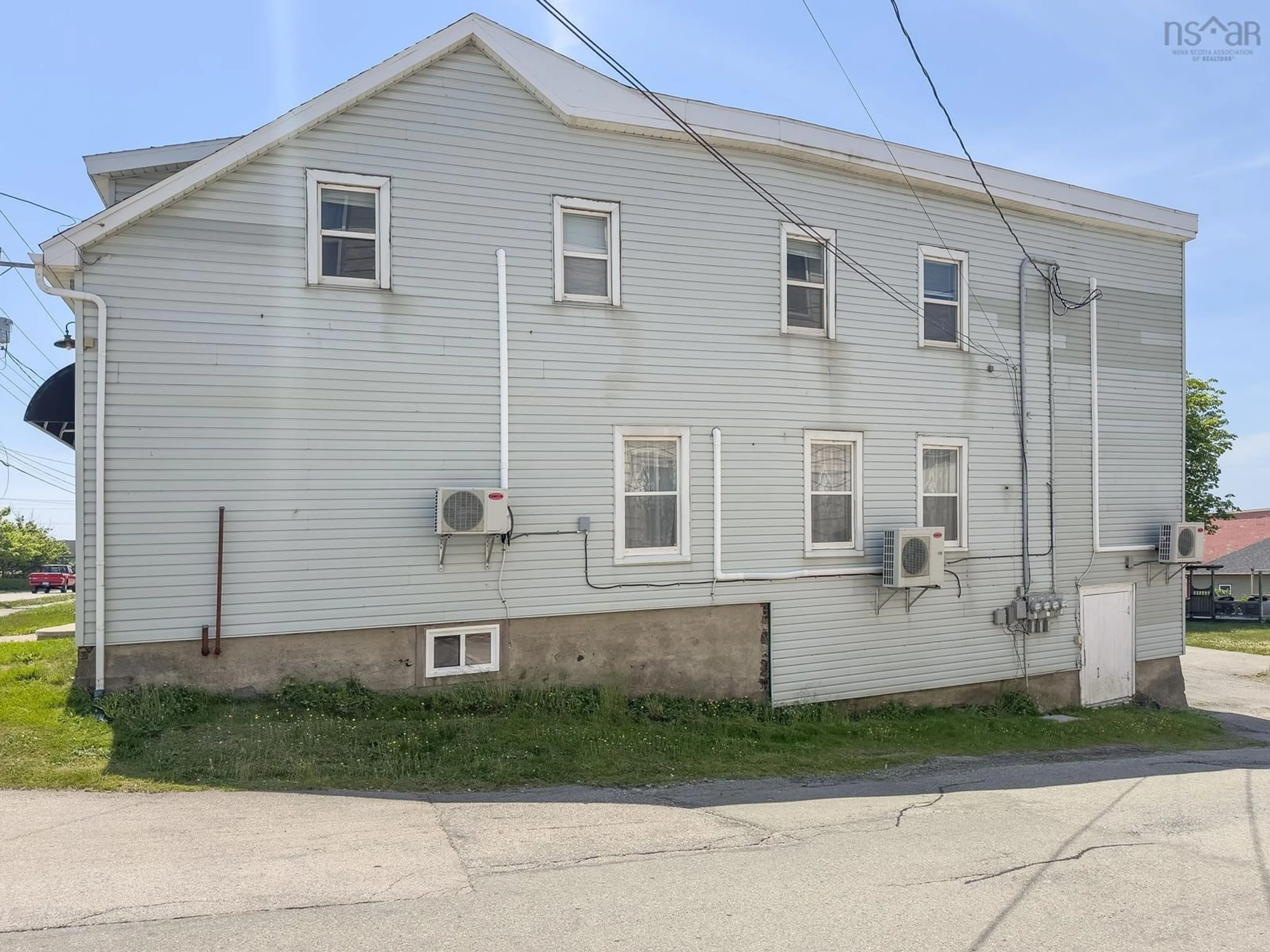 Frontside or backside of a home for 554-556 Main St, Yarmouth Nova Scotia B5A 1H8