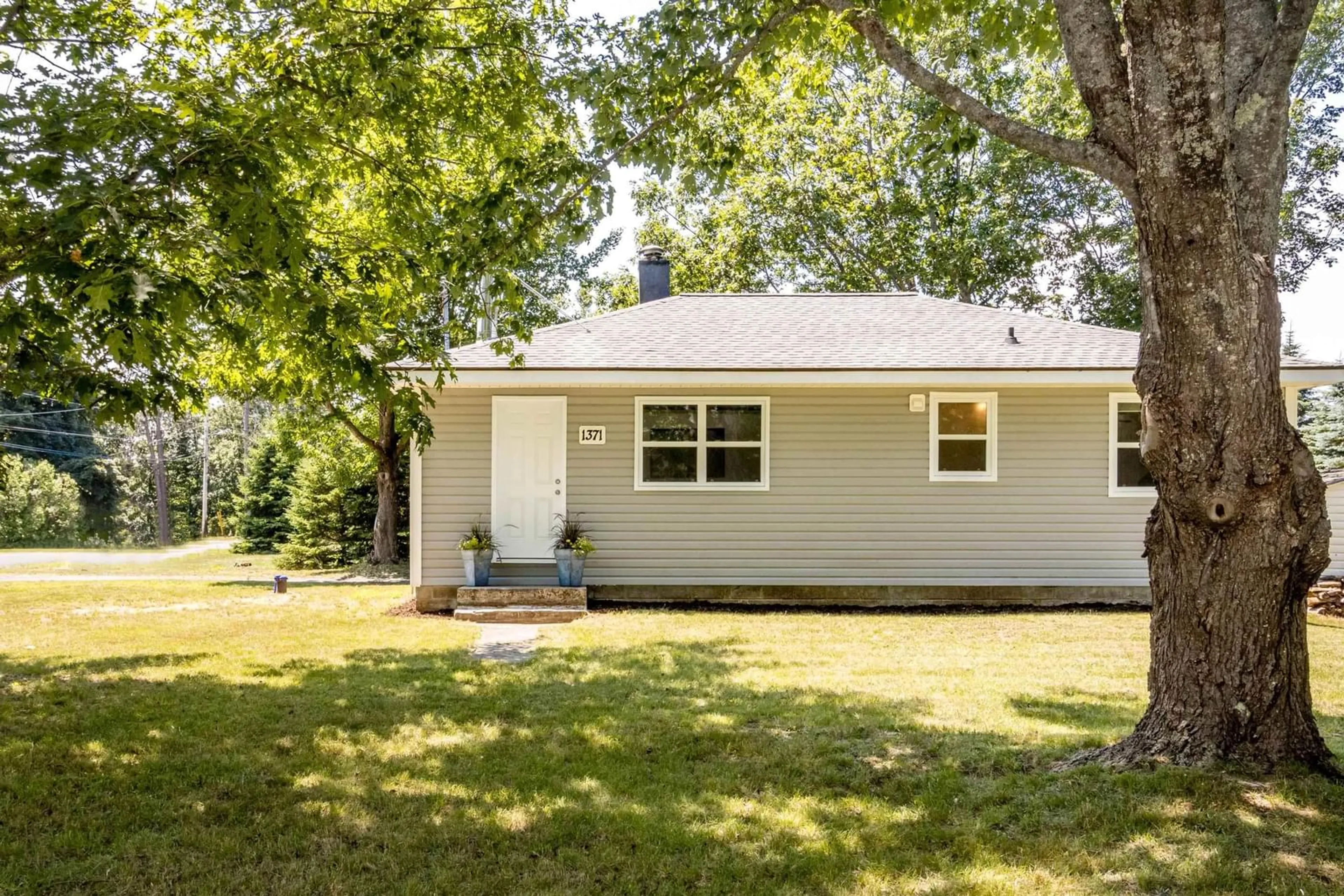 Home with vinyl exterior material for 1371 Bishop Ave, Kingston Nova Scotia B0P 1R0