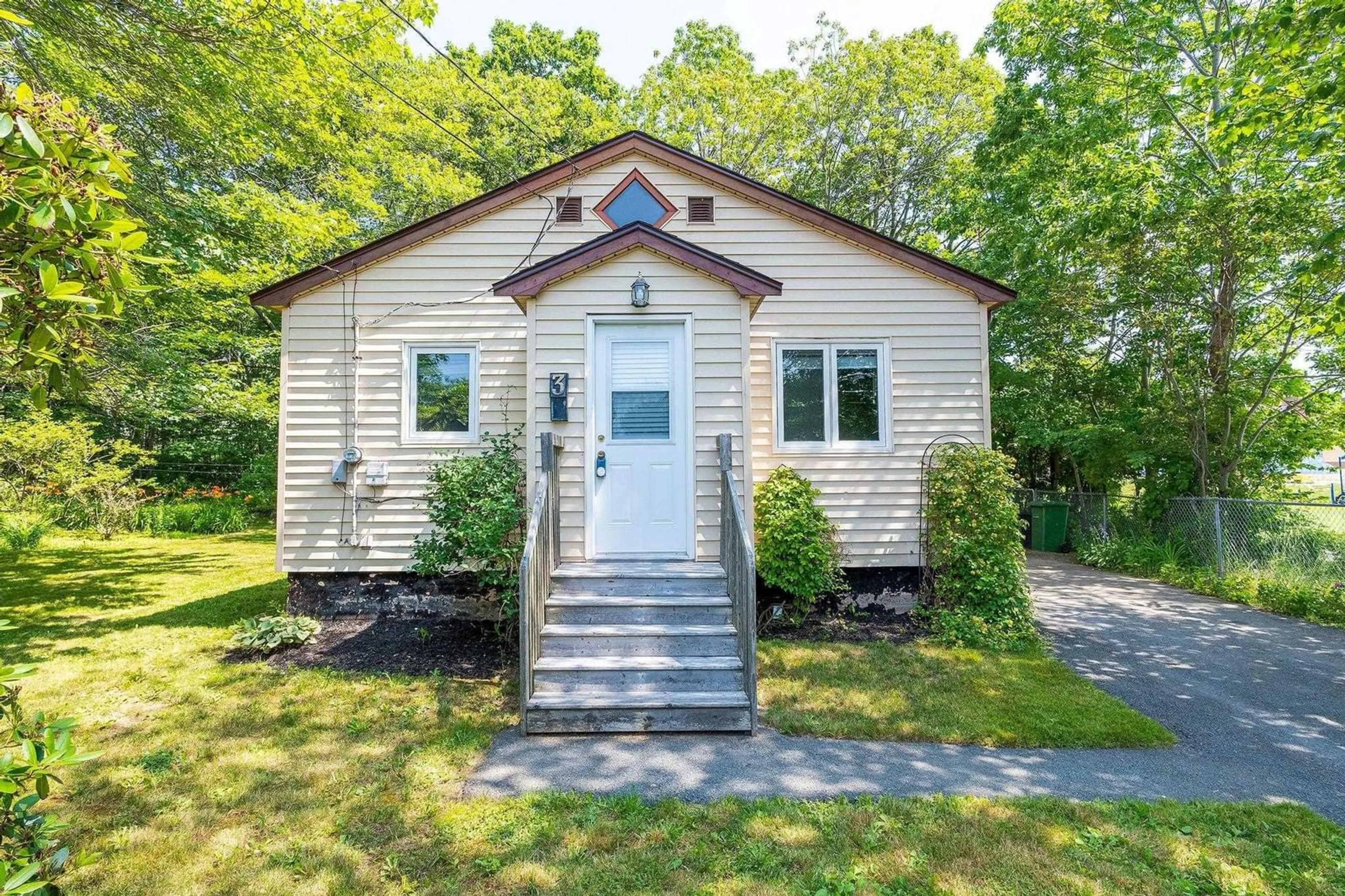 Cottage for 3 Yorkshire Ave, Dartmouth Nova Scotia B3A 1T1