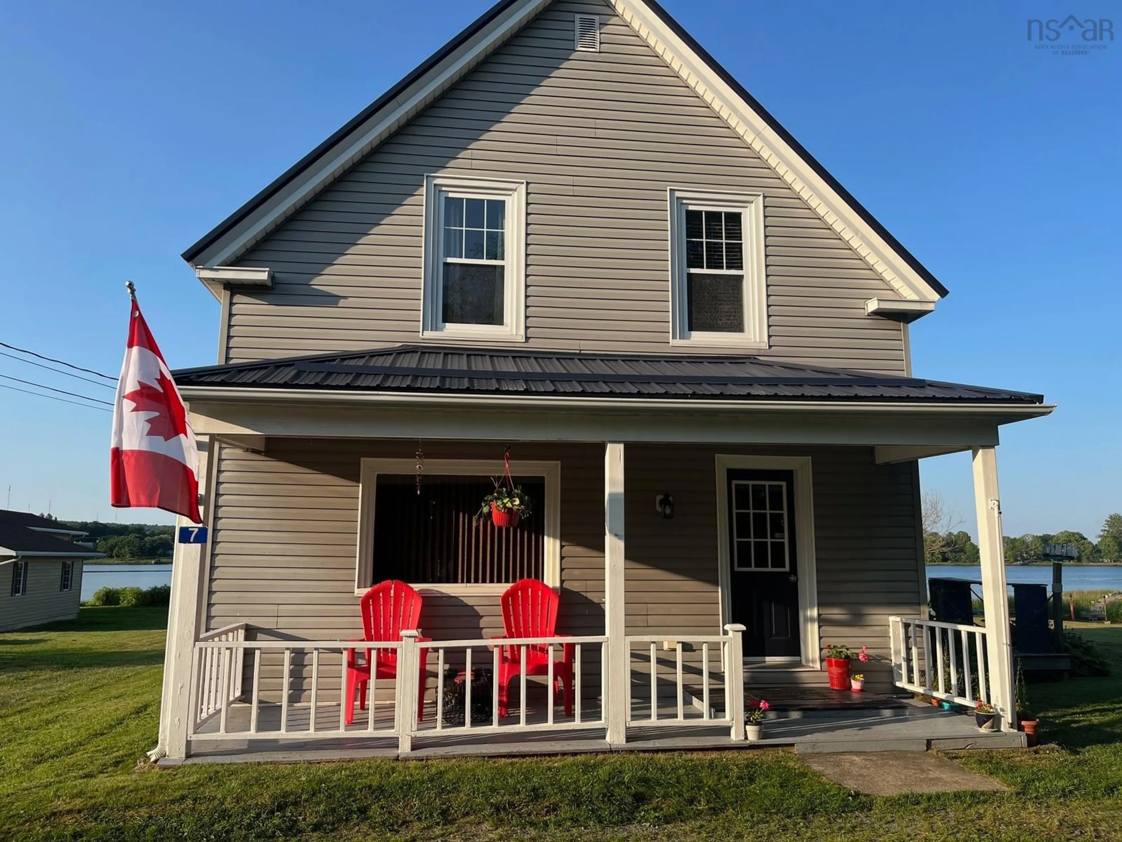 Home with vinyl exterior material for 7 King St, Liverpool Nova Scotia B0T 1K0