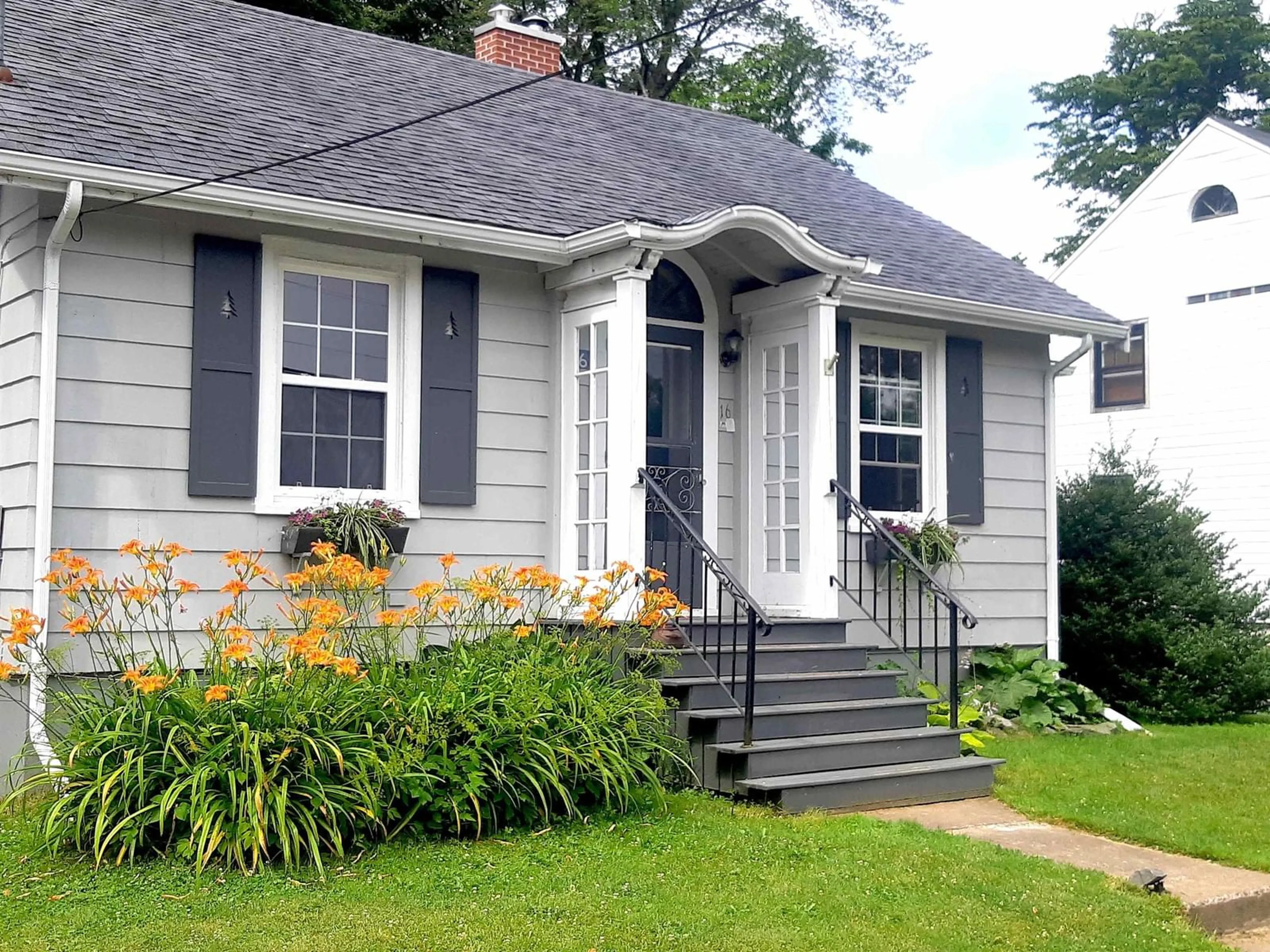 Home with vinyl exterior material for 16 Park St, Liverpool Nova Scotia B0T 1K0