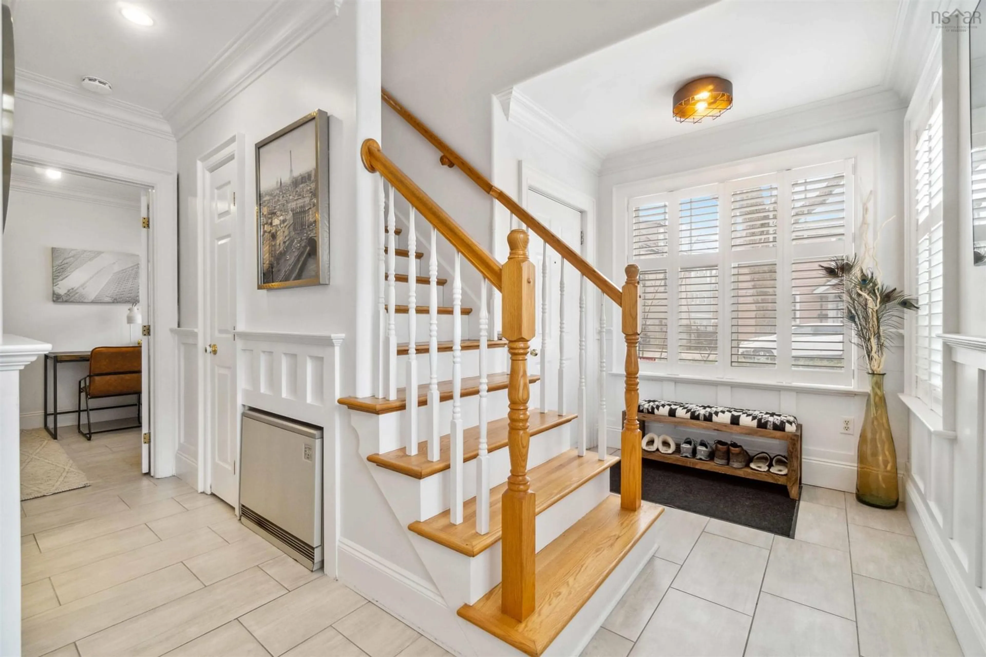 Indoor entryway, wood floors for 1139 Wellington St #101, Halifax Nova Scotia B3H 3A1