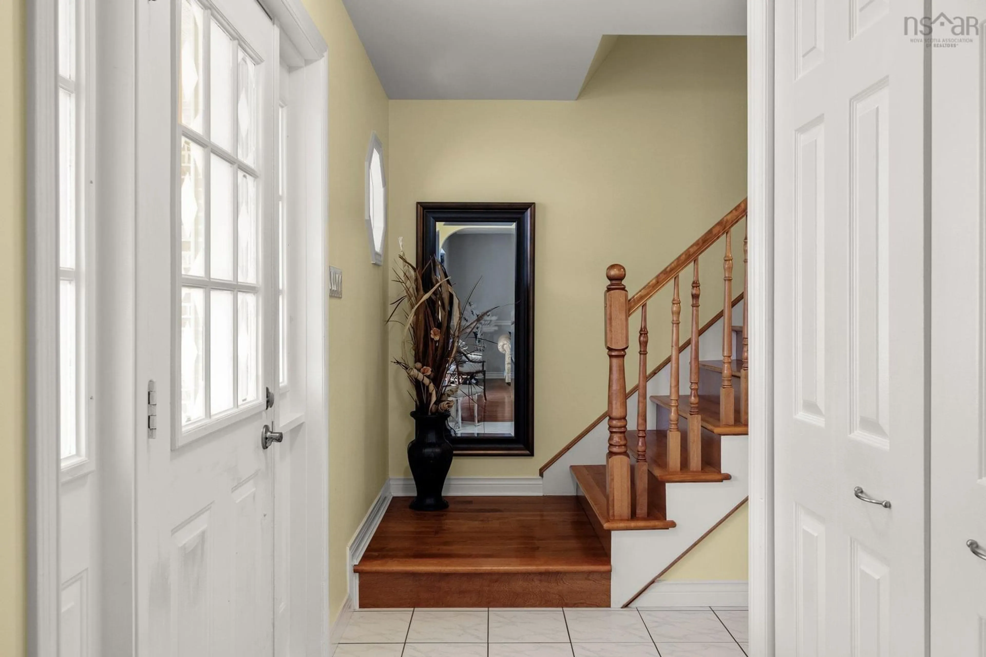 Indoor entryway for 10 Abbey Dale Crt, Lower Sackville Nova Scotia B4C 3R2