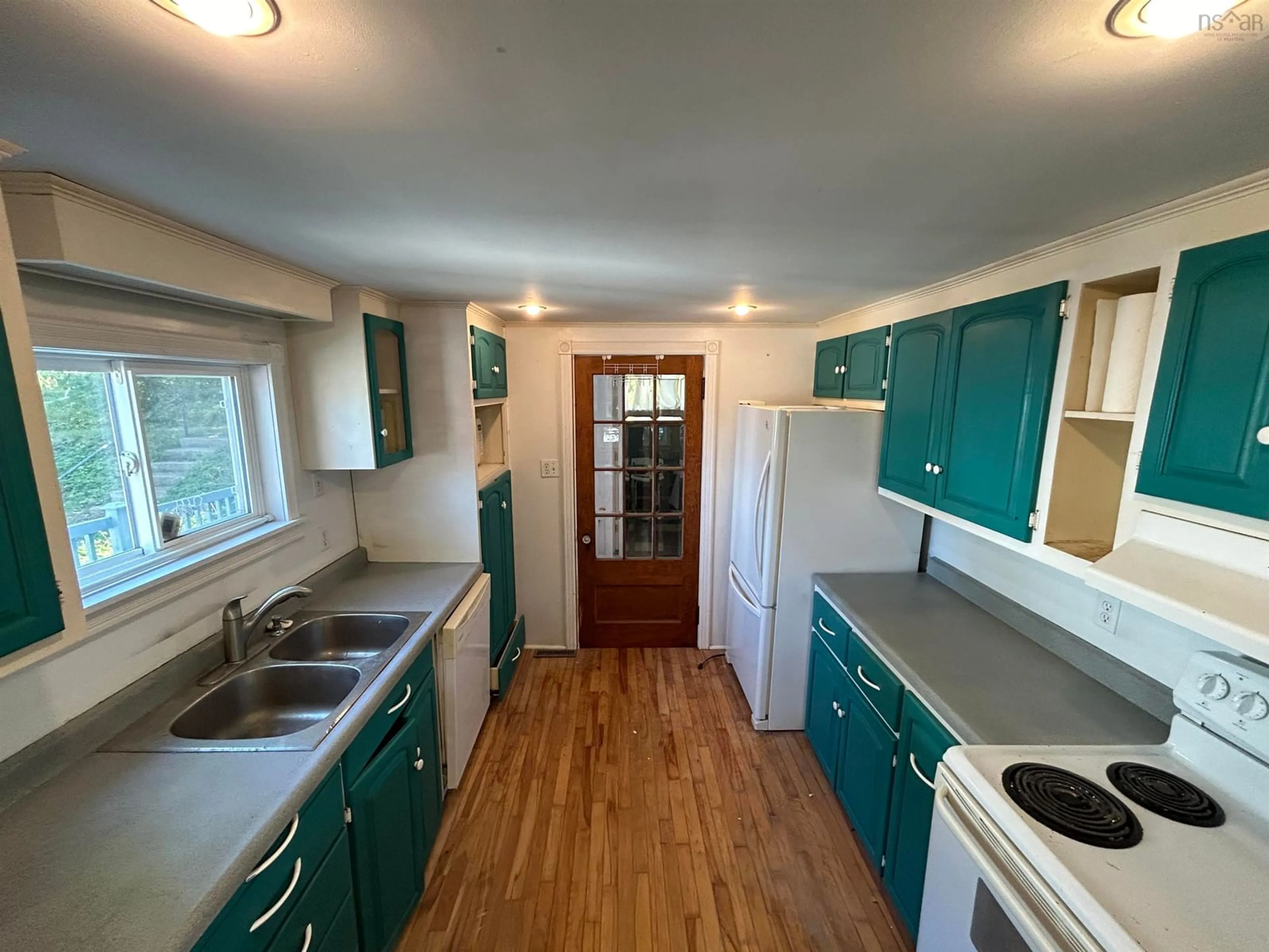 Standard kitchen, wood floors, cottage for 377 Dufferin St, Bridgewater Nova Scotia B4V 2H3