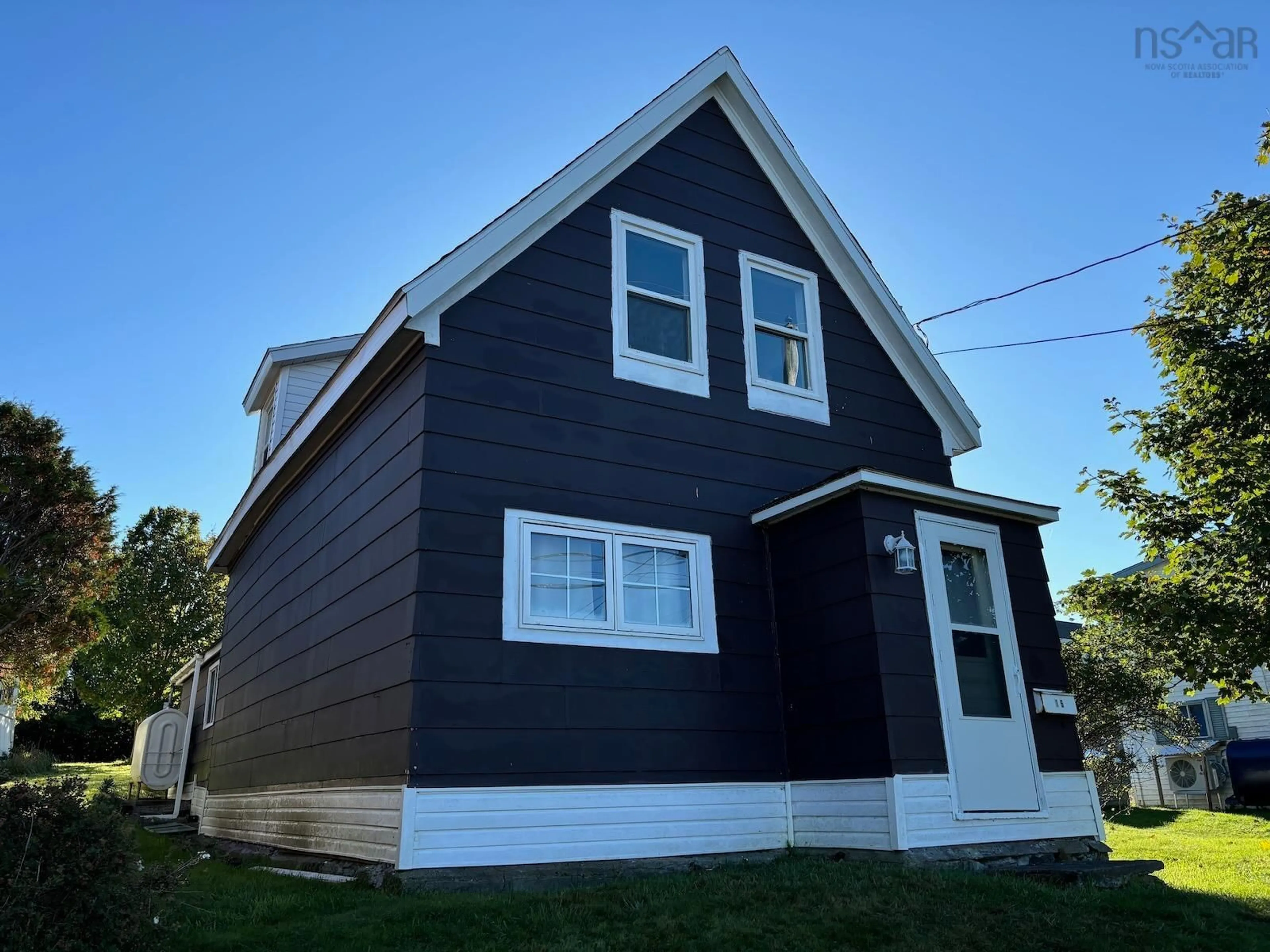 Home with vinyl exterior material for 16 Regent St, Yarmouth Nova Scotia B5A 2L3