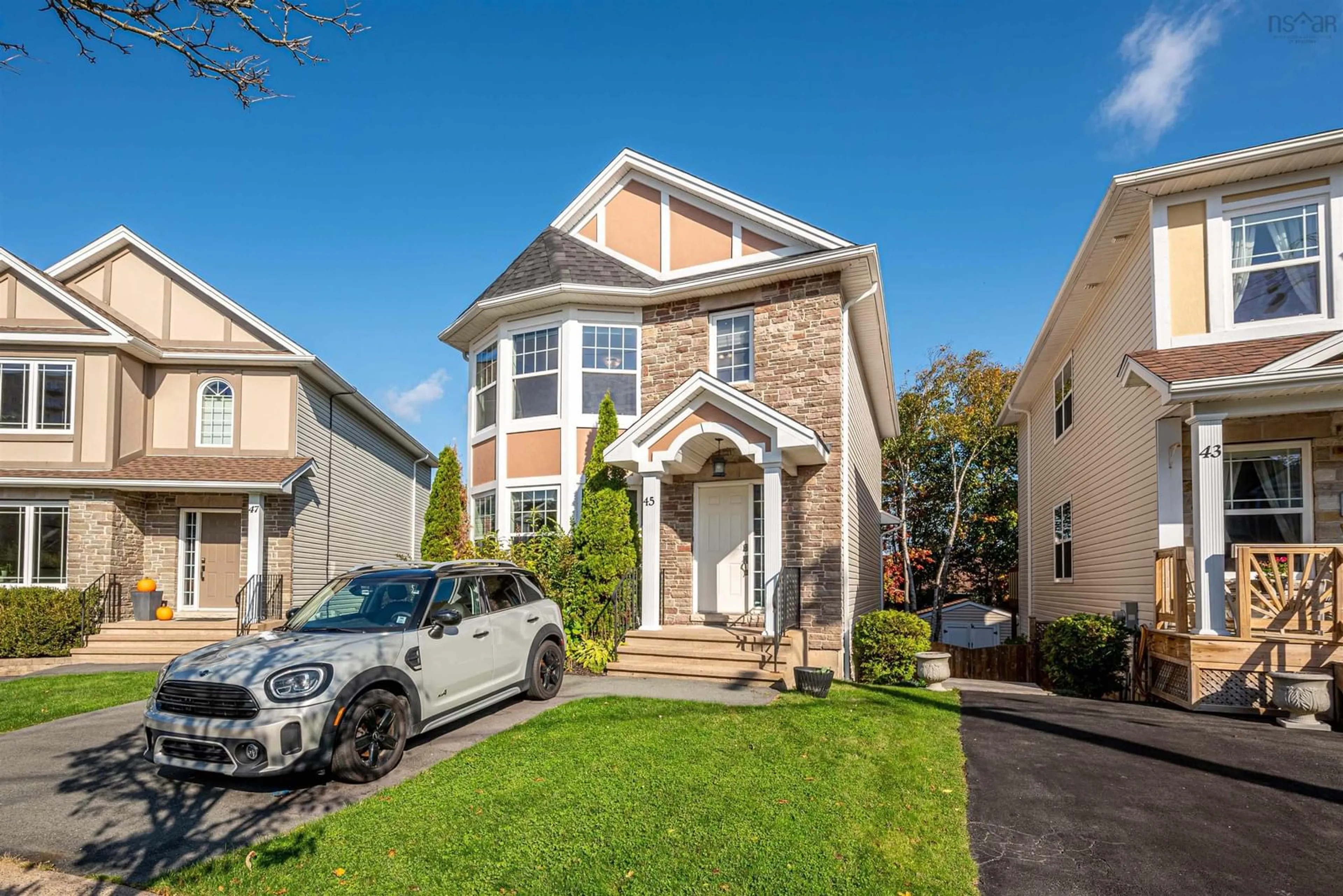 A pic from exterior of the house or condo, the street view for 45 Ridgestone Crt, Halifax Nova Scotia B3N 3H8