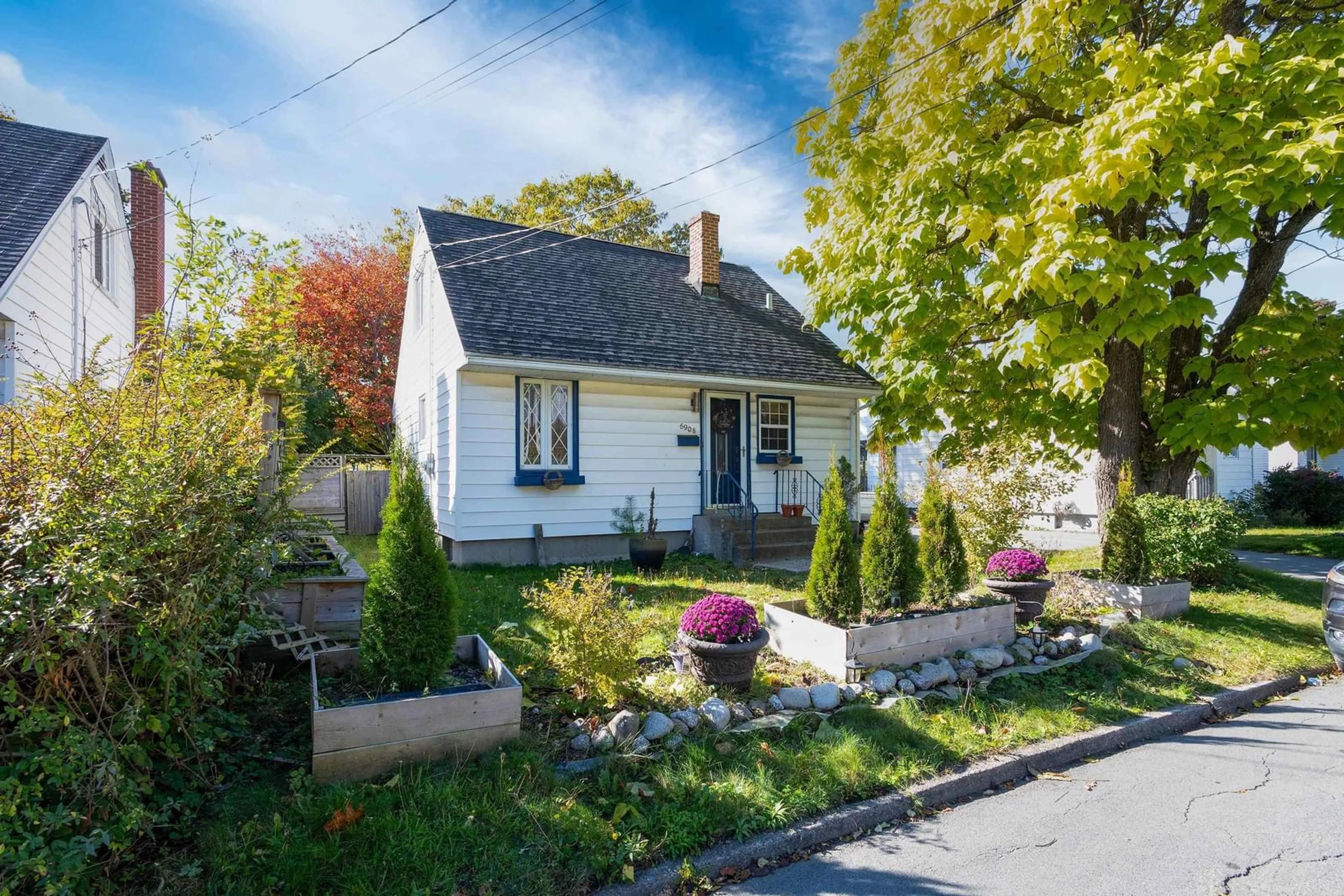 Frontside or backside of a home, cottage for 6908 Vaughan Ave, Halifax Nova Scotia B3L 2L8