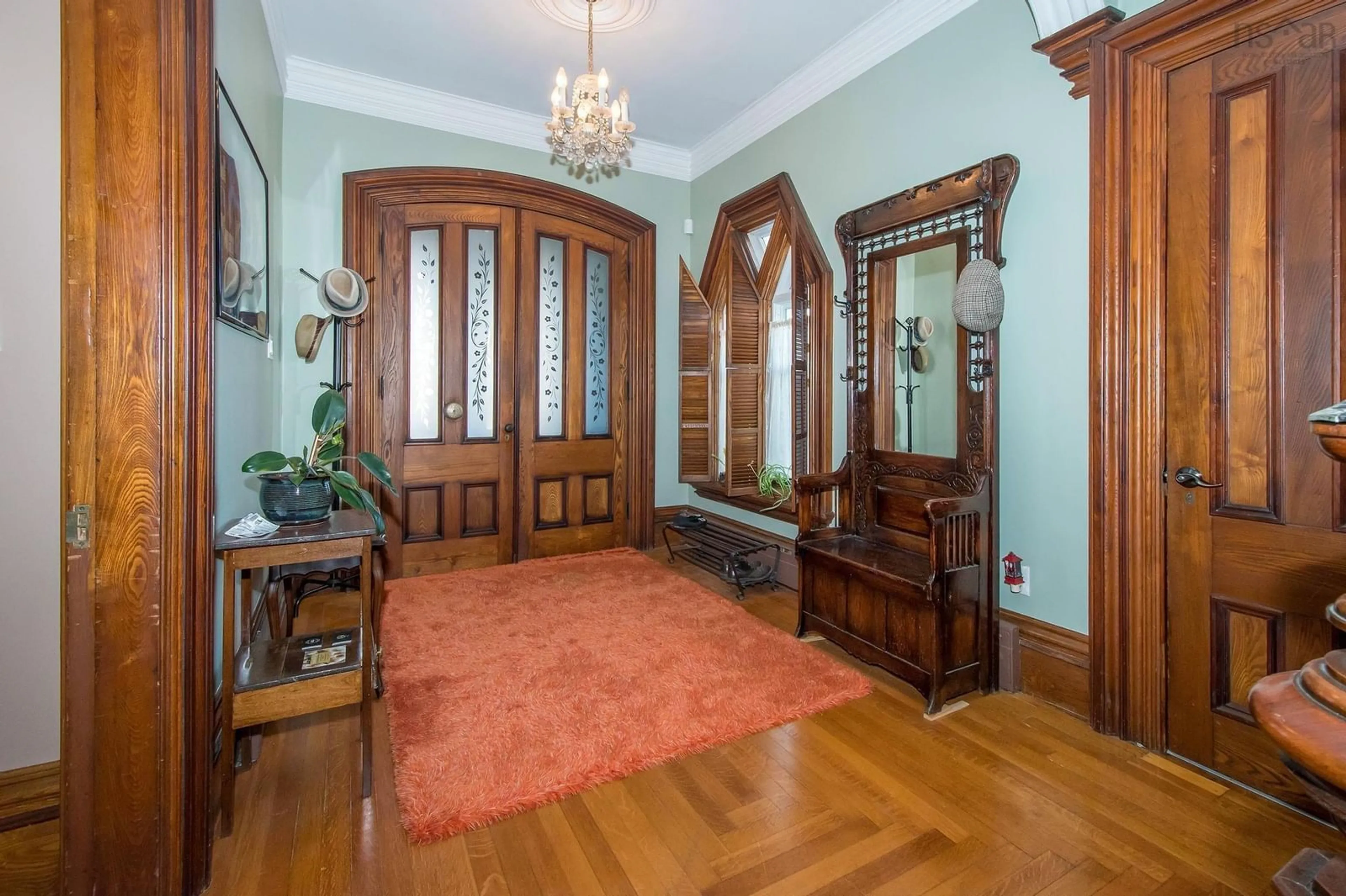 Indoor foyer, wood floors for 57 William St, Yarmouth Nova Scotia B5A 1Y4