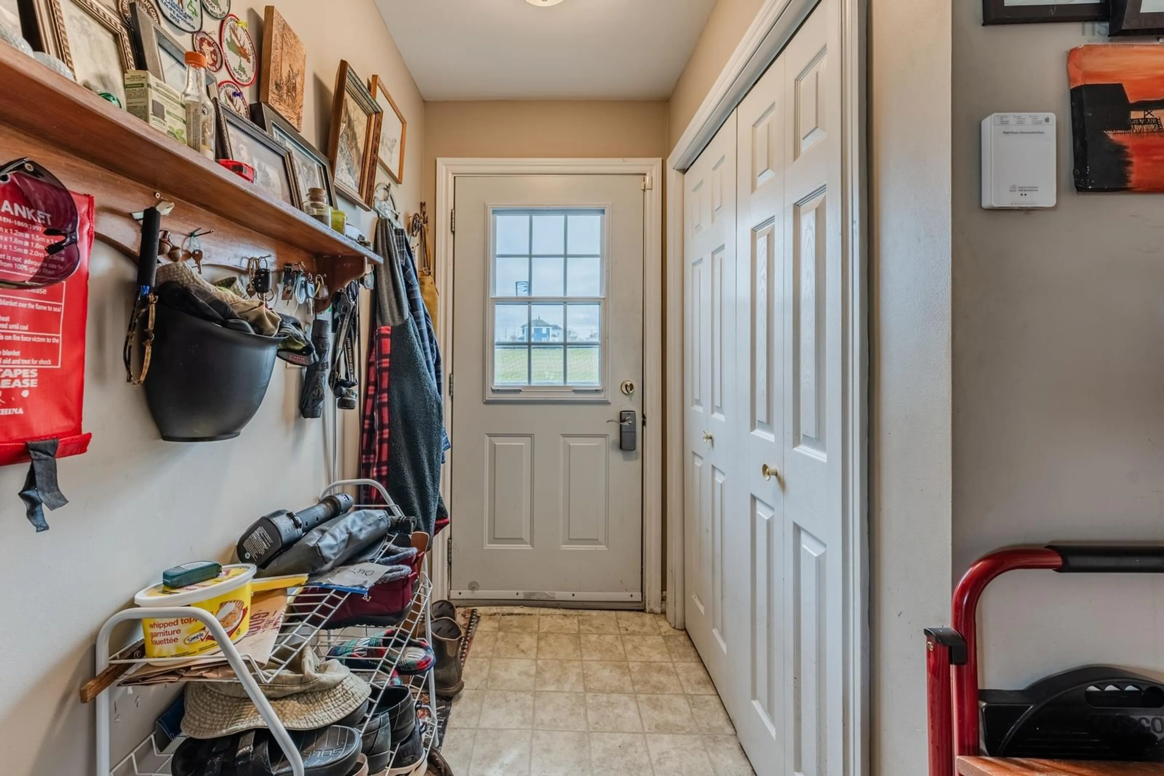 Indoor entryway, carpet floors for 17 Kempt St, Yarmouth Nova Scotia B5A 3Z8