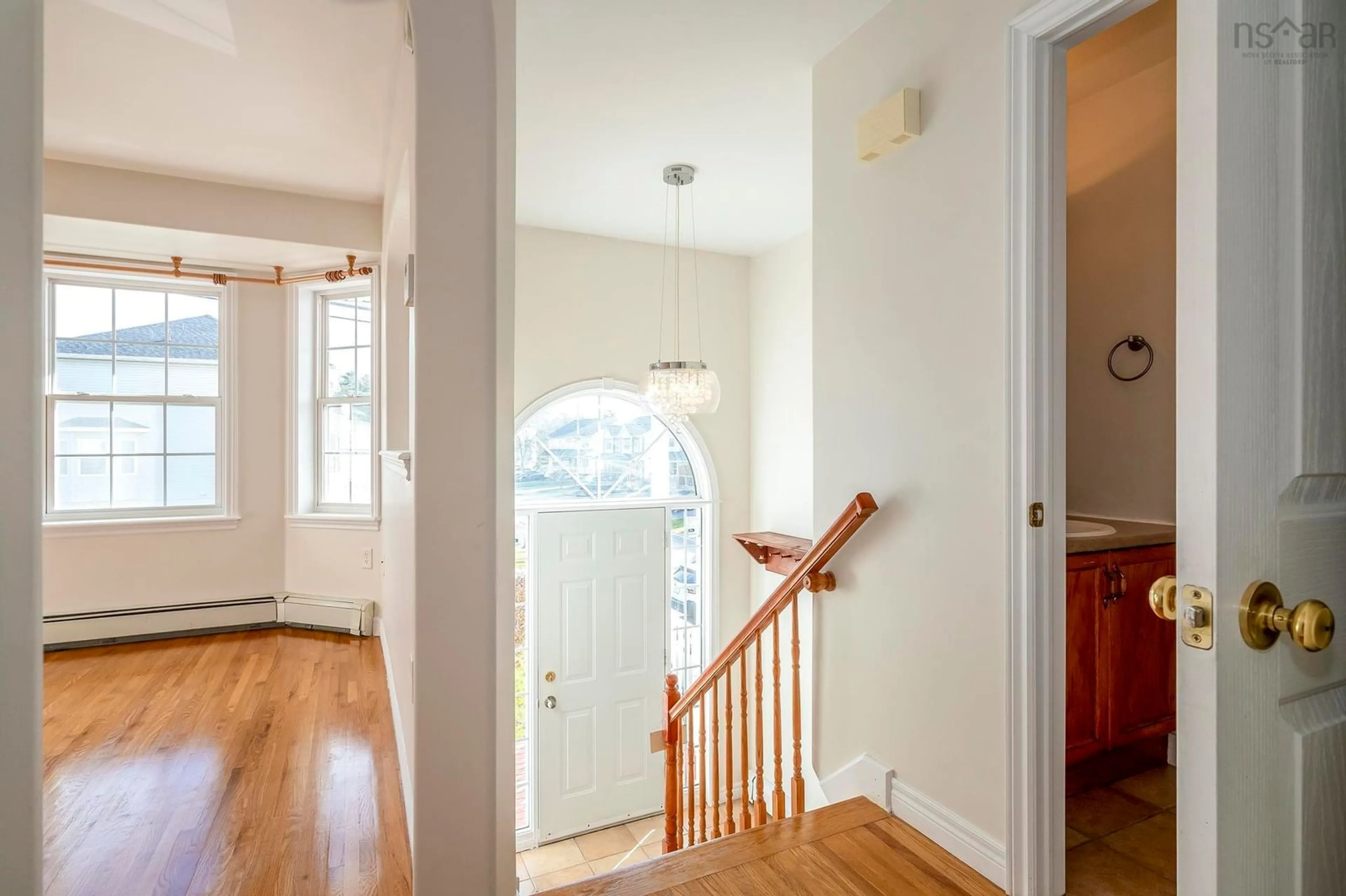 Indoor entryway, wood floors for 223 Oceanview Dr, Halifax Nova Scotia B4A 4G9