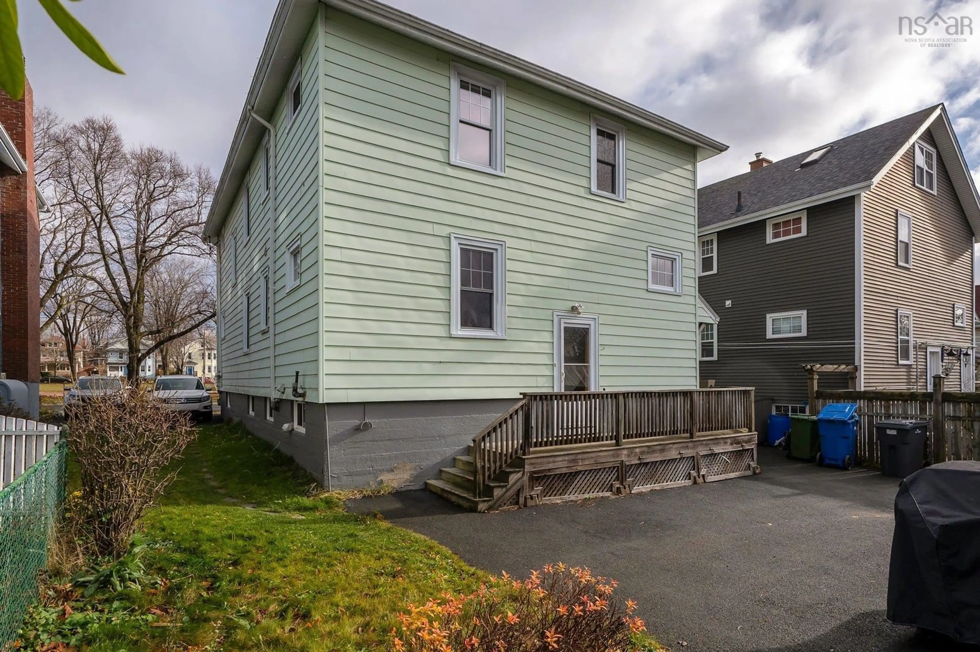 Frontside or backside of a home, the front or back of building for 1952 1954 Beech St, Halifax Nova Scotia B3H 4B8