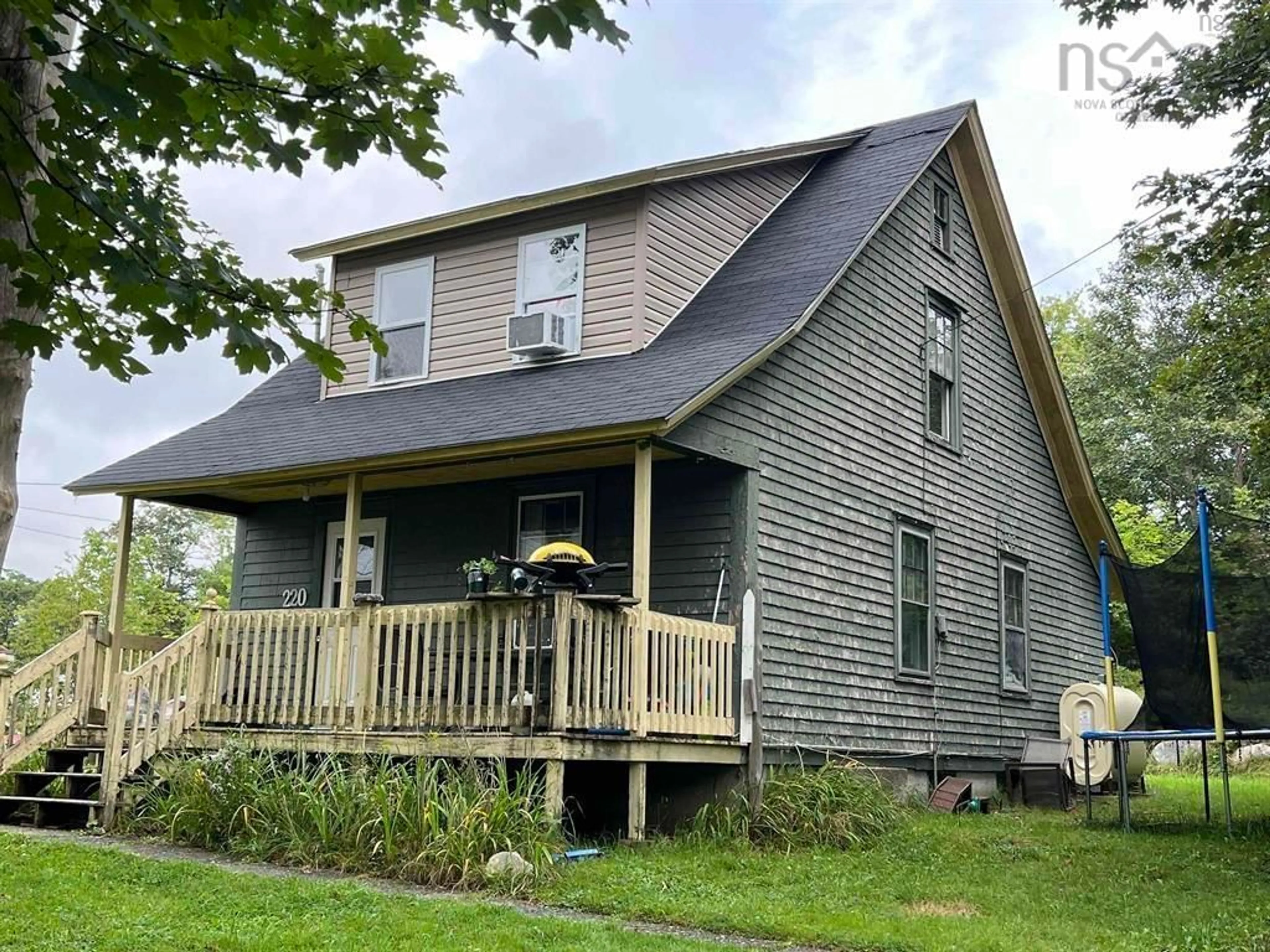 Frontside or backside of a home, cottage for 220 Mowatt St, Shelburne Nova Scotia B0T 1W0