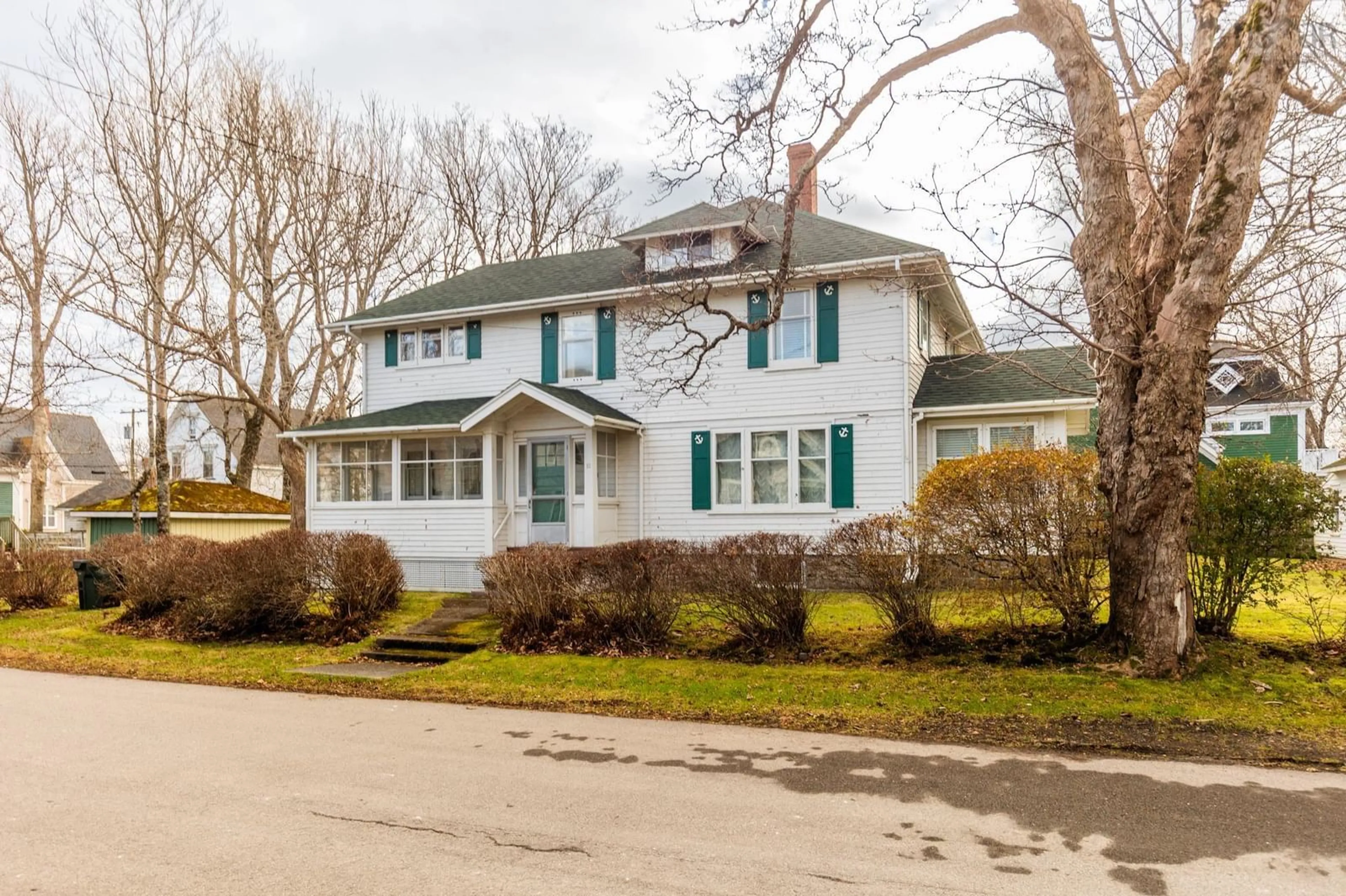 Home with vinyl exterior material, street for 19 Cumberland St, Yarmouth Nova Scotia B5A 3K4