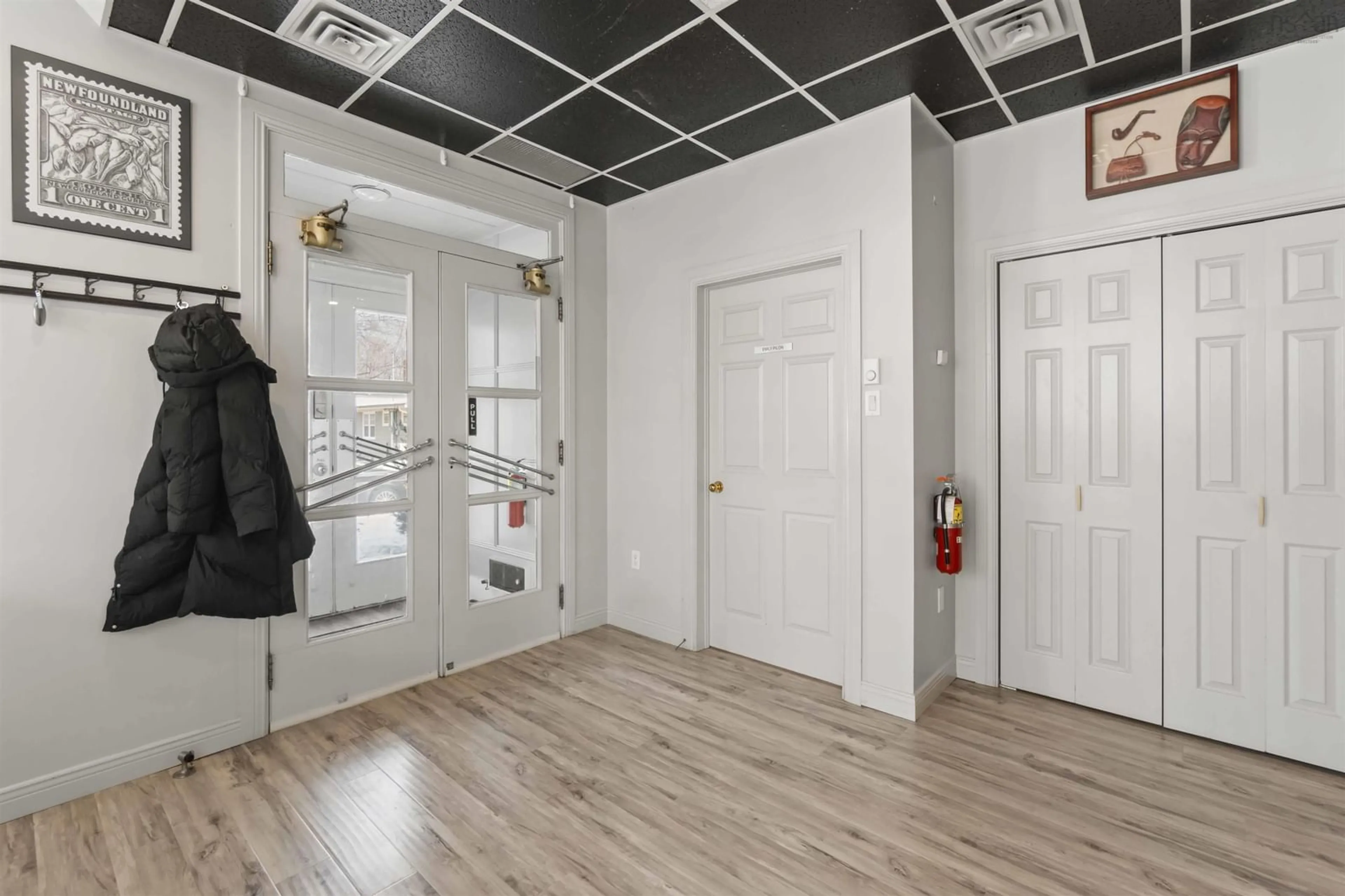 Indoor entryway for 14 William St, Hantsport Nova Scotia B0P 1P0