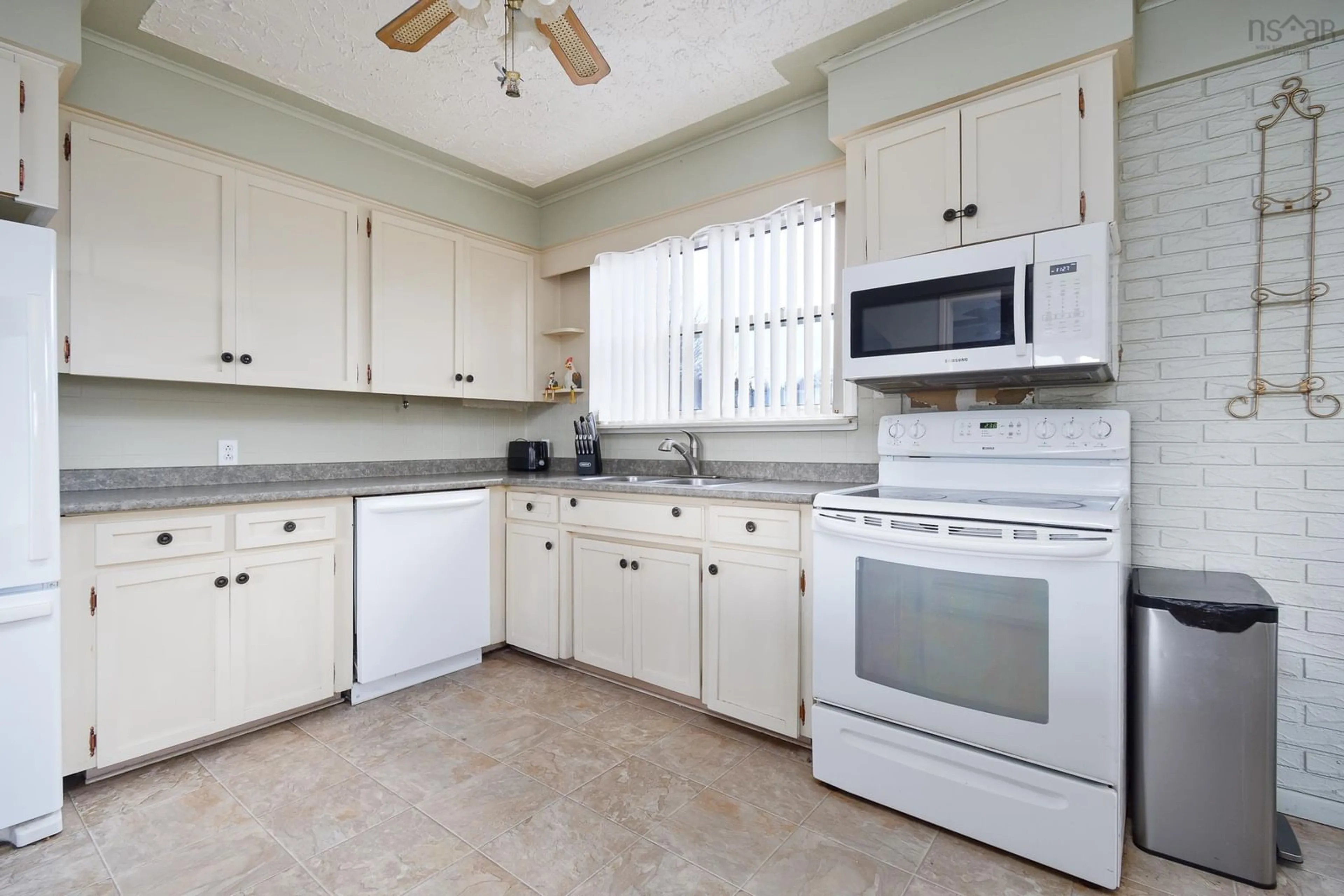 Standard kitchen, ceramic/tile floor for 162 West St, North Sydney Nova Scotia B2A 3H7