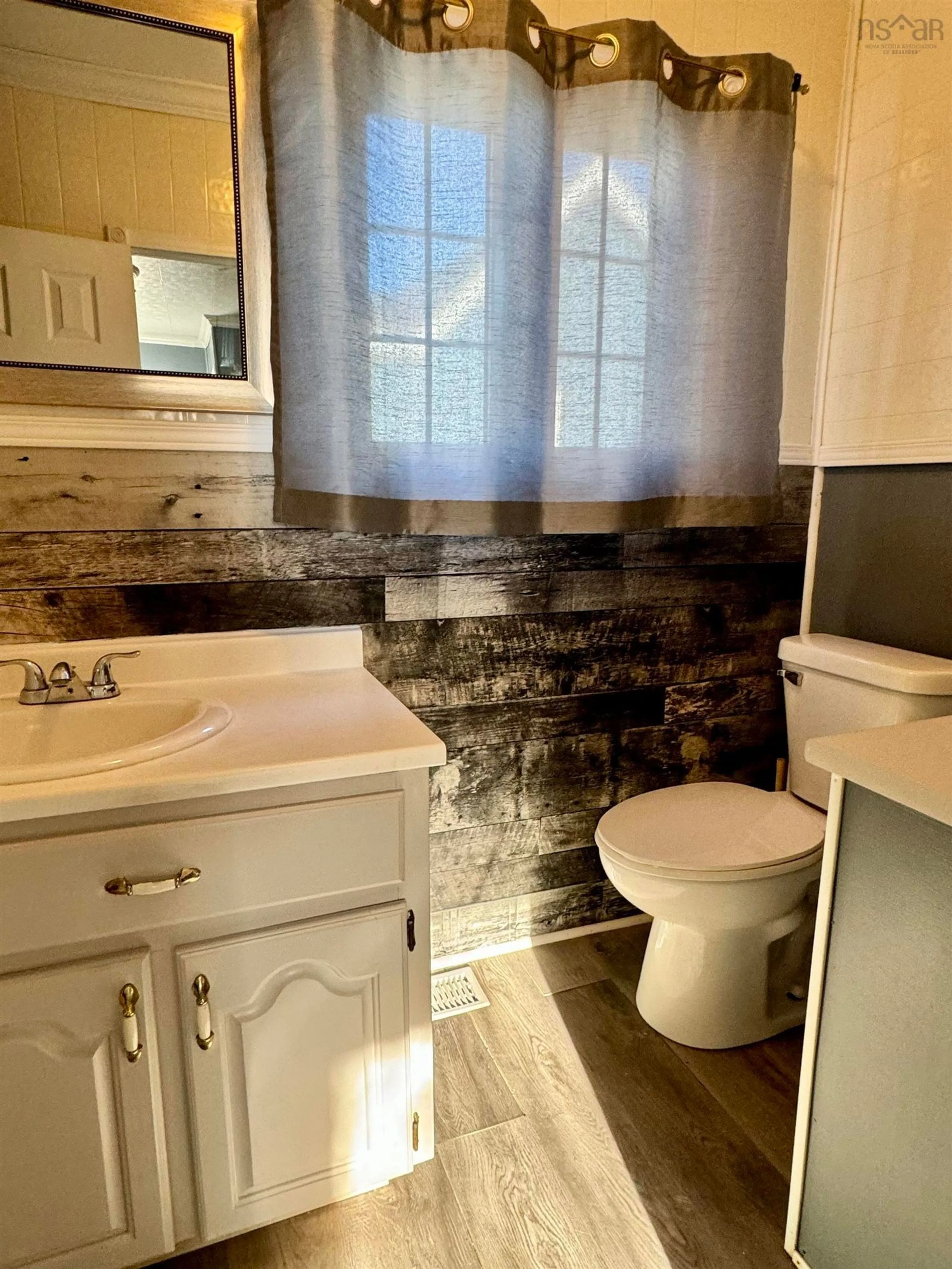 Standard bathroom, ceramic/tile floor for 192 Seaview St, Glace Bay Nova Scotia B1A 1P5