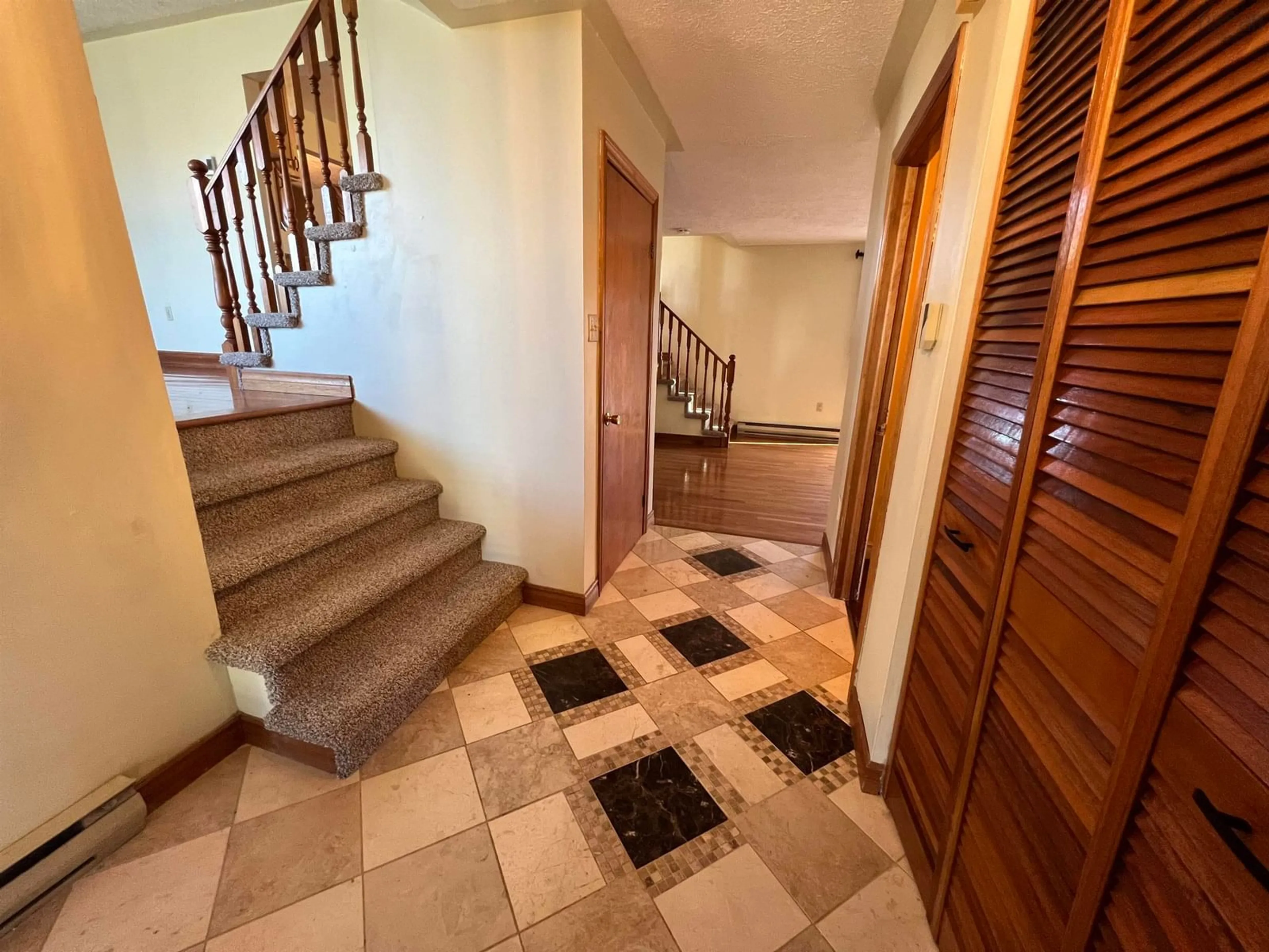 Indoor foyer for 284 Colby Dr, Cole Harbour Nova Scotia B2V 2B6