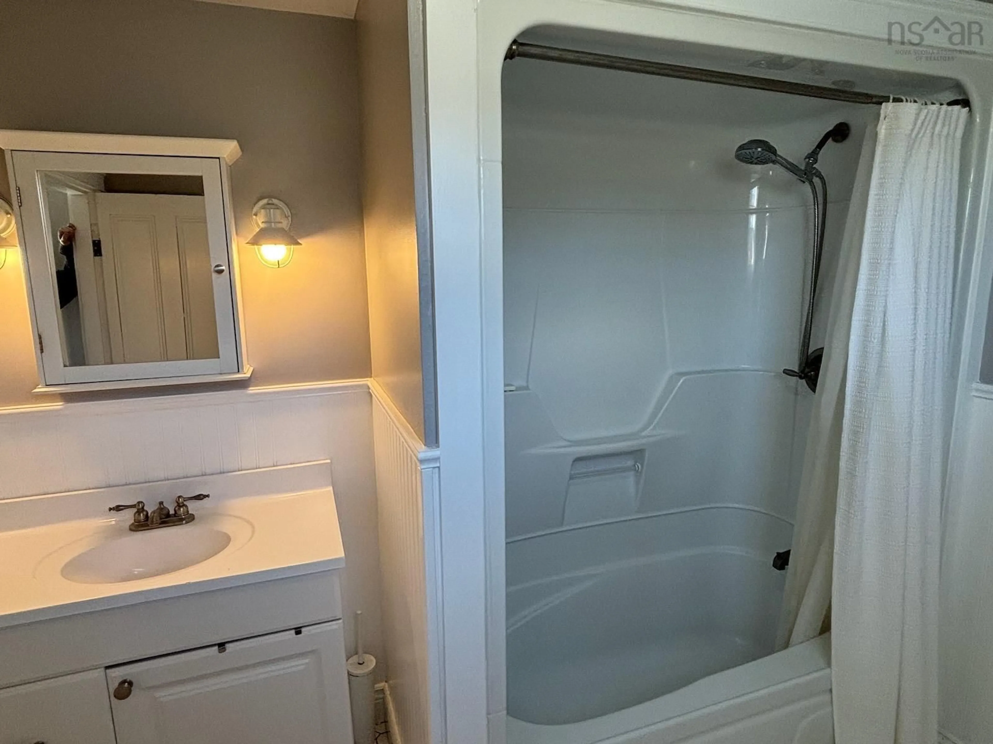 Standard bathroom, ceramic/tile floor for 310 Chemin Des Bouleaux, Sluice Point Nova Scotia B0W 3M0