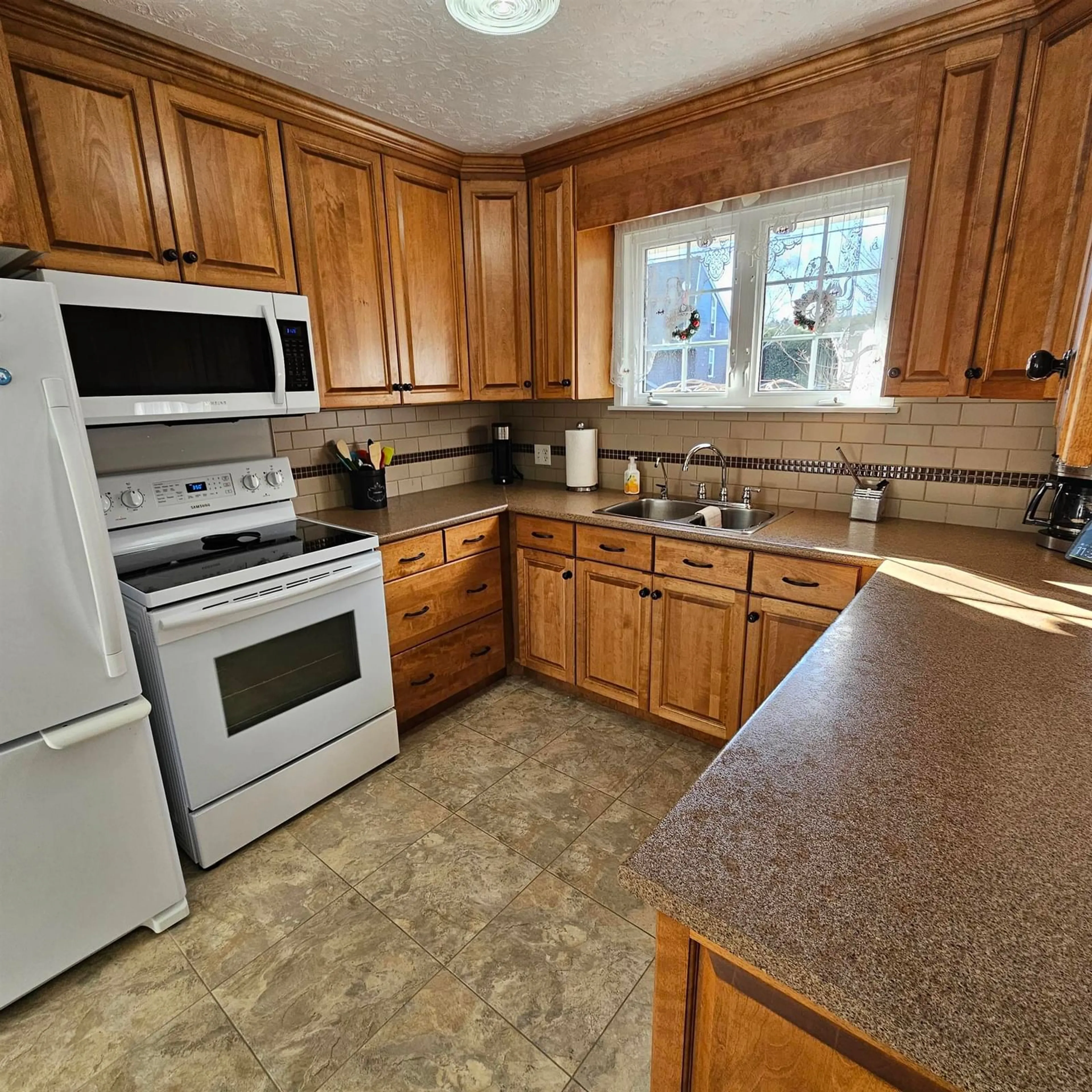 Standard kitchen, ceramic/tile floor for 75 Elizabeth Ave, Bridgewater Nova Scotia B4V 1M1