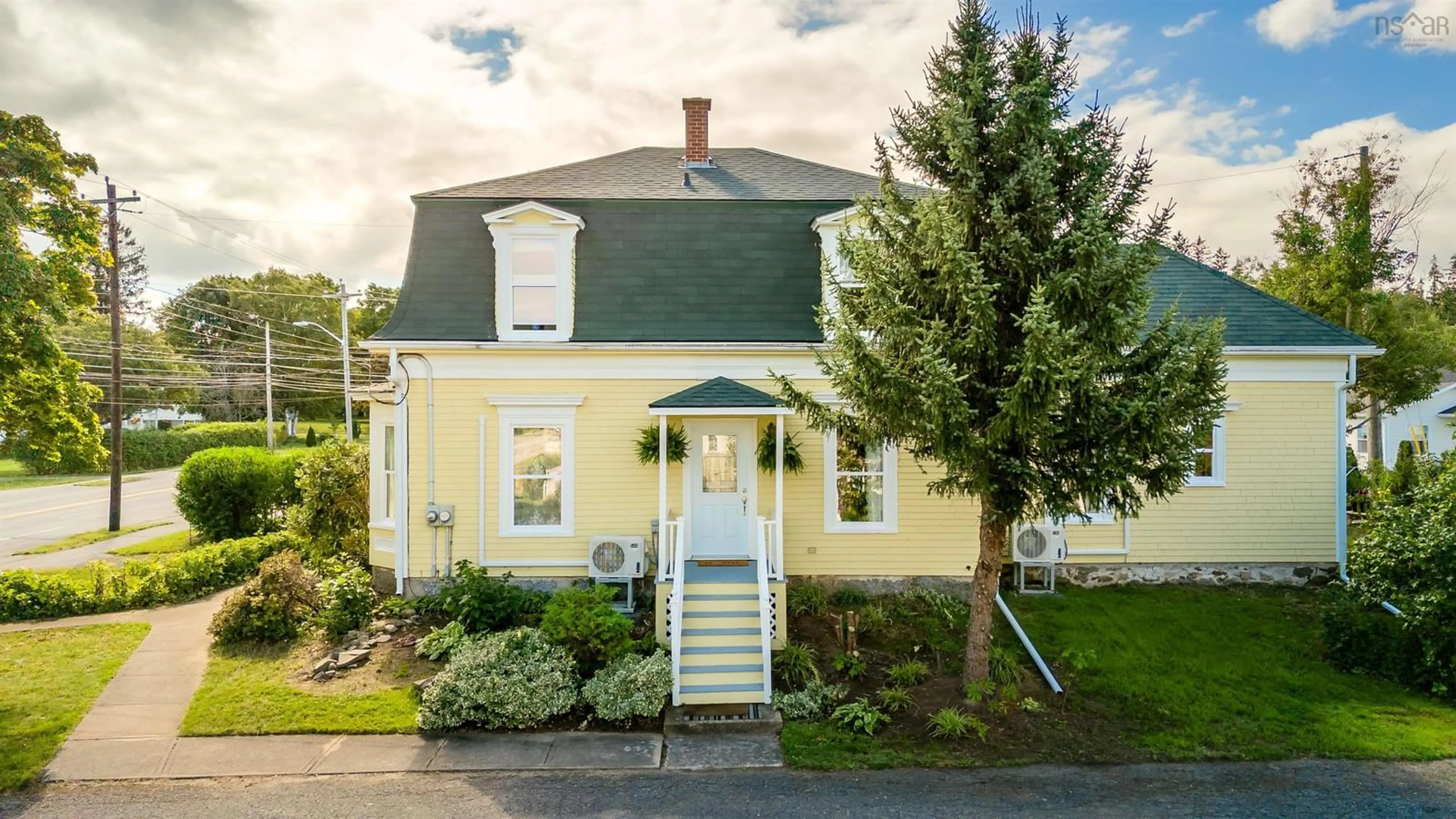 Home with vinyl exterior material, street for 141 Commercial St, Berwick Nova Scotia B0P 1E0