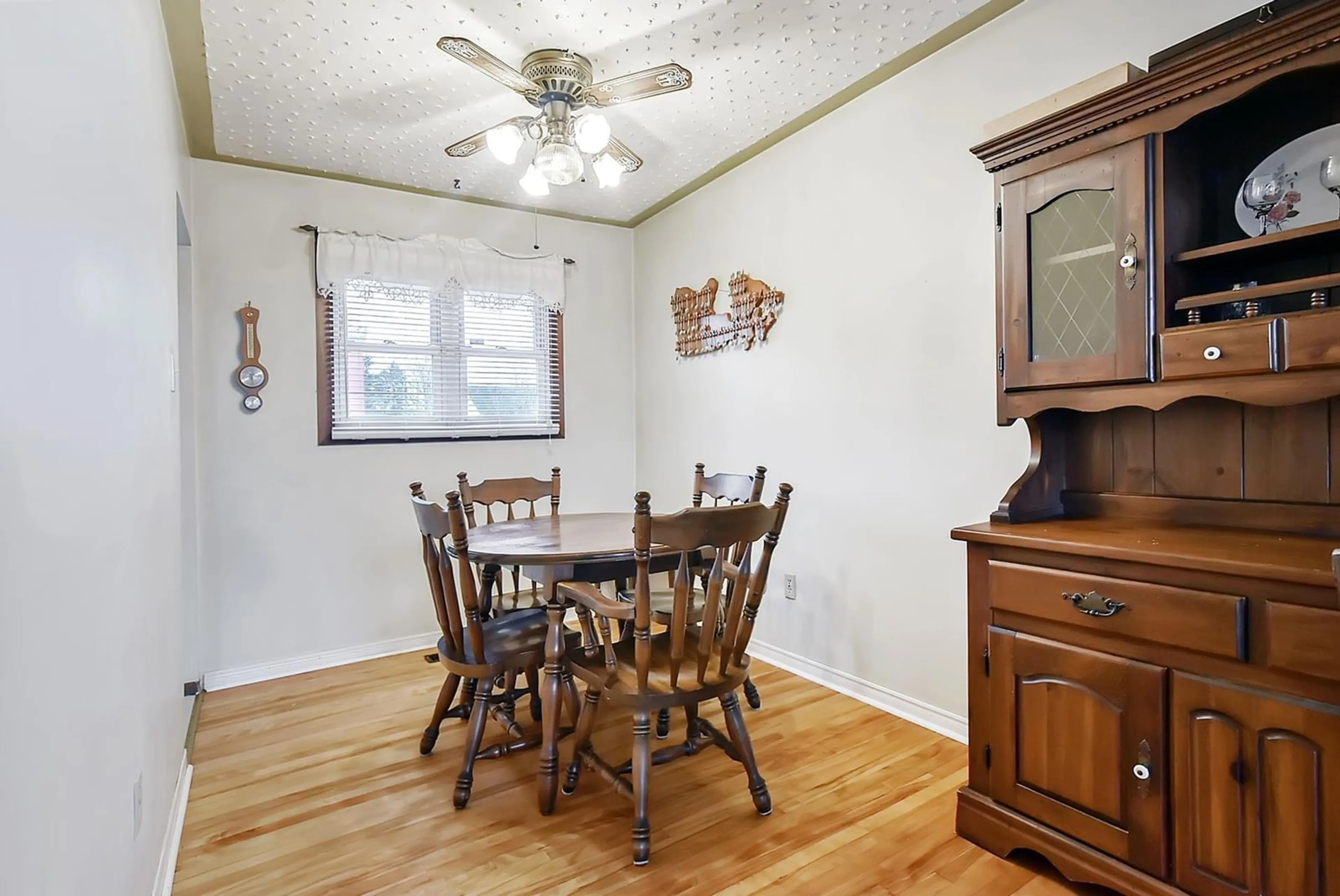 Dining room, wood/laminate floor for 24 Edmond Drive, Dartmouth Nova Scotia B2W 2K2