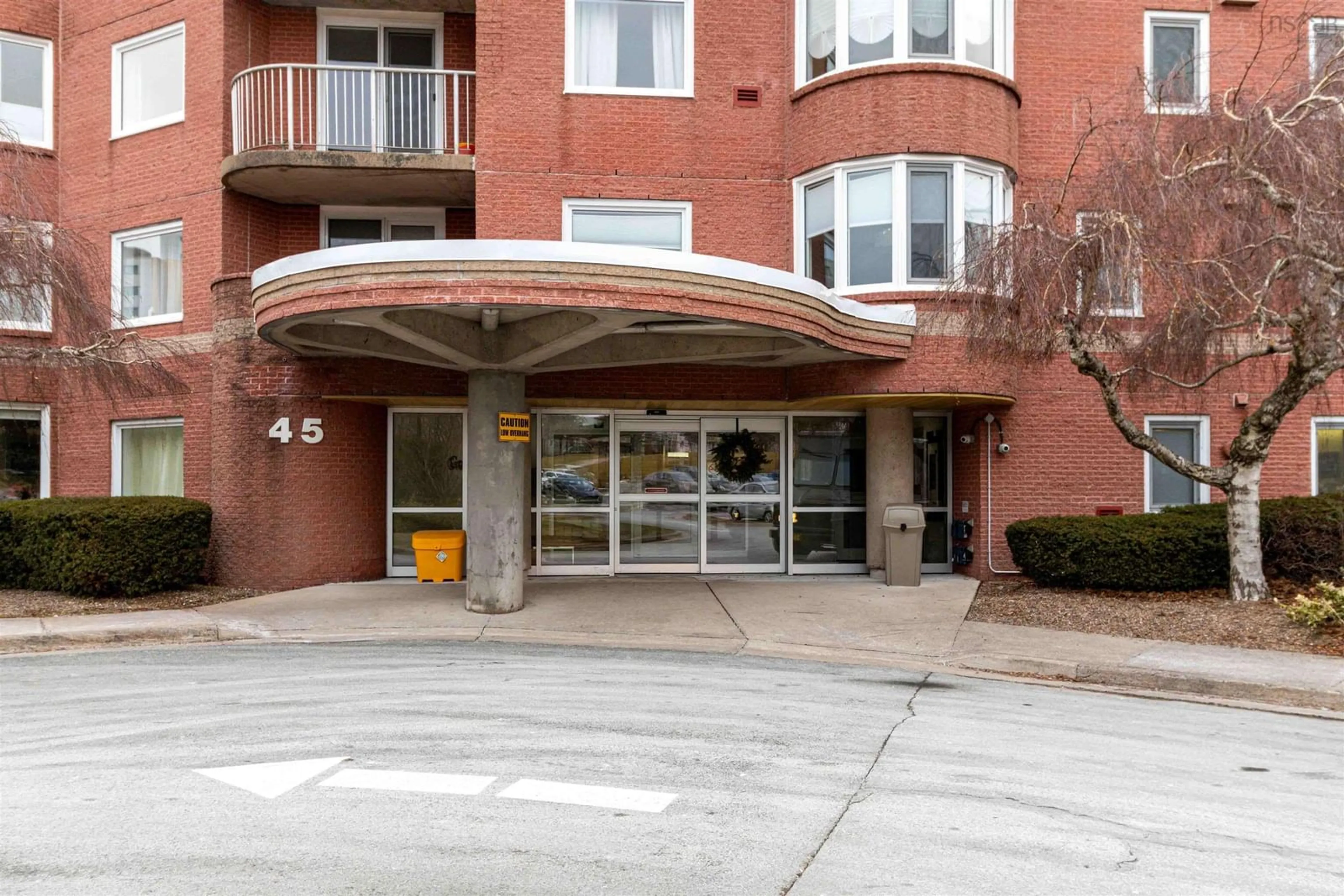 Indoor foyer for 45 Vimy Ave #917, Halifax Nova Scotia B3M 4C5