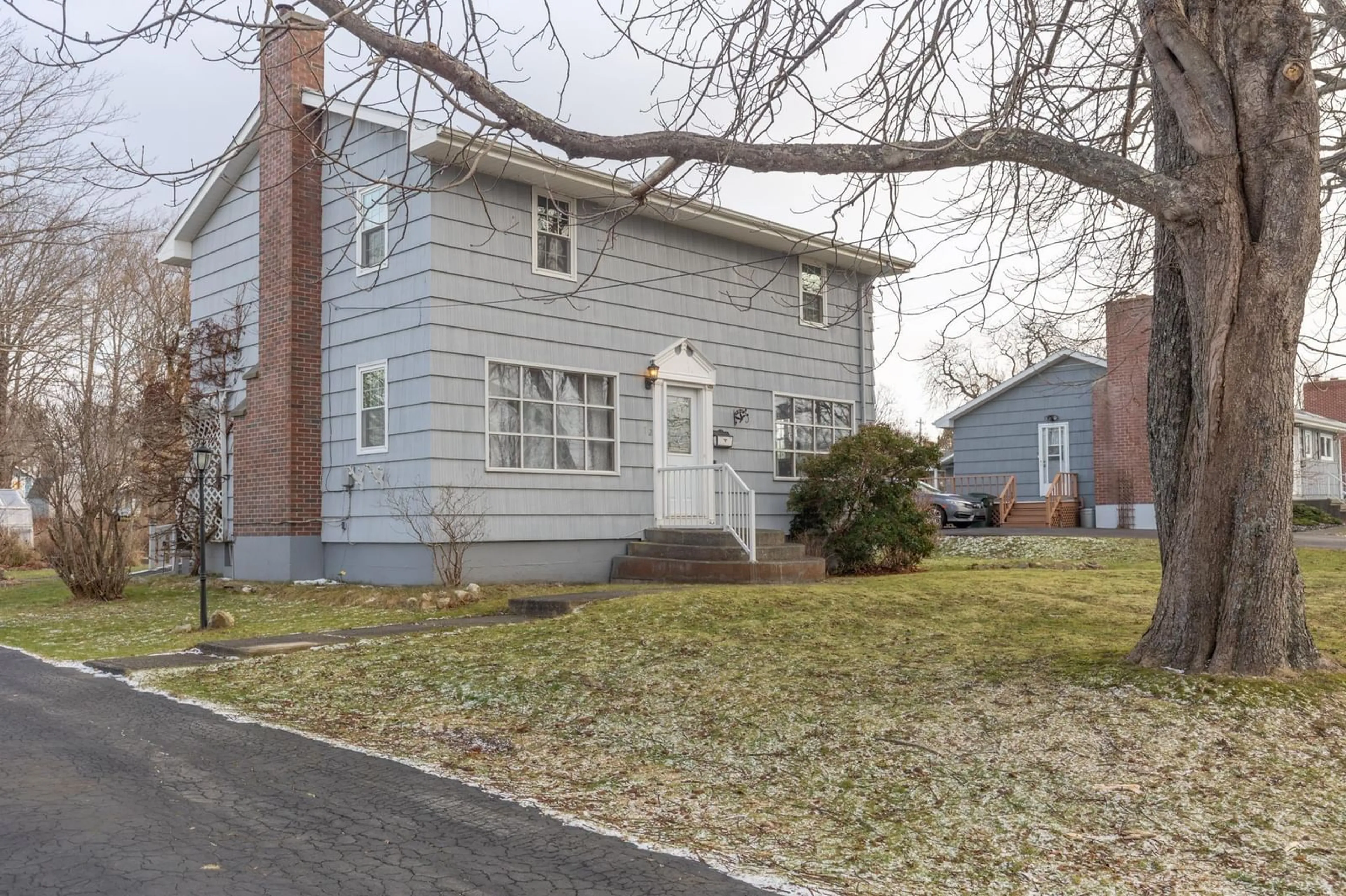 Home with vinyl exterior material, street for 72 Huntington St, Yarmouth Nova Scotia B5A 2S3