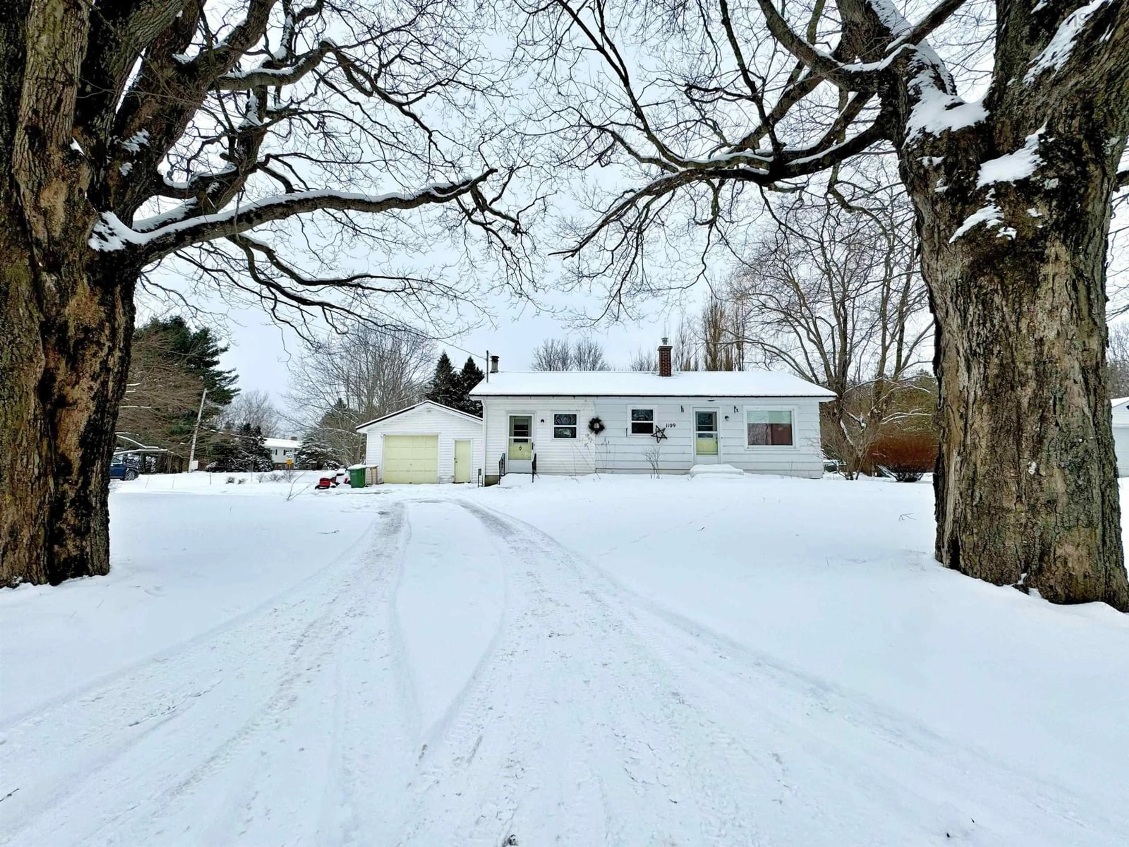 A pic from outside/outdoor area/front of a property/back of a property/a pic from drone, street for 1109 Maple Ave, Aylesford Nova Scotia B0P 1C0