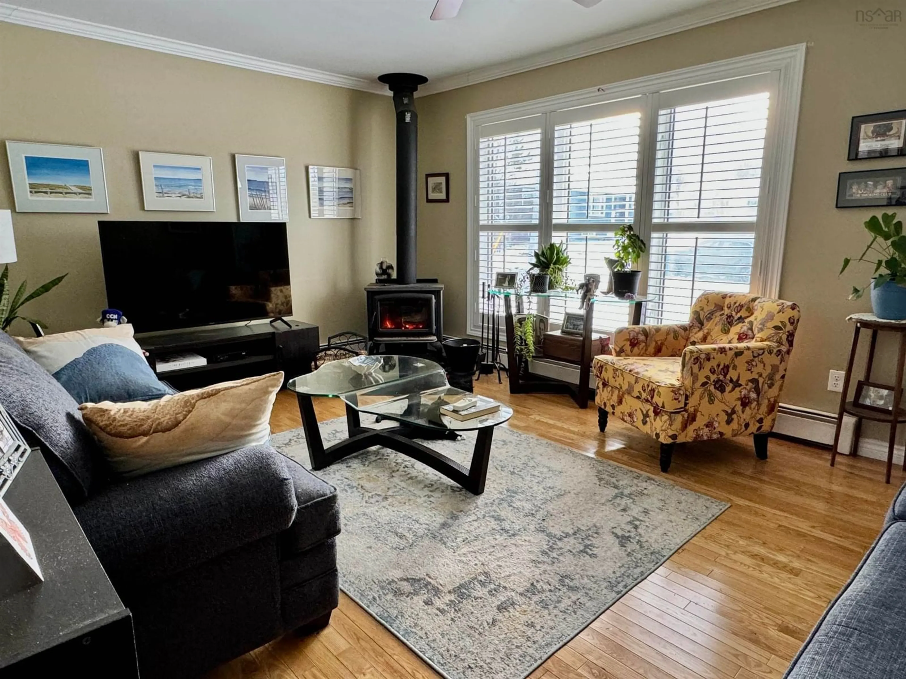 Living room with furniture, wood/laminate floor for 38 North St, Dominion Nova Scotia B1G 1R2