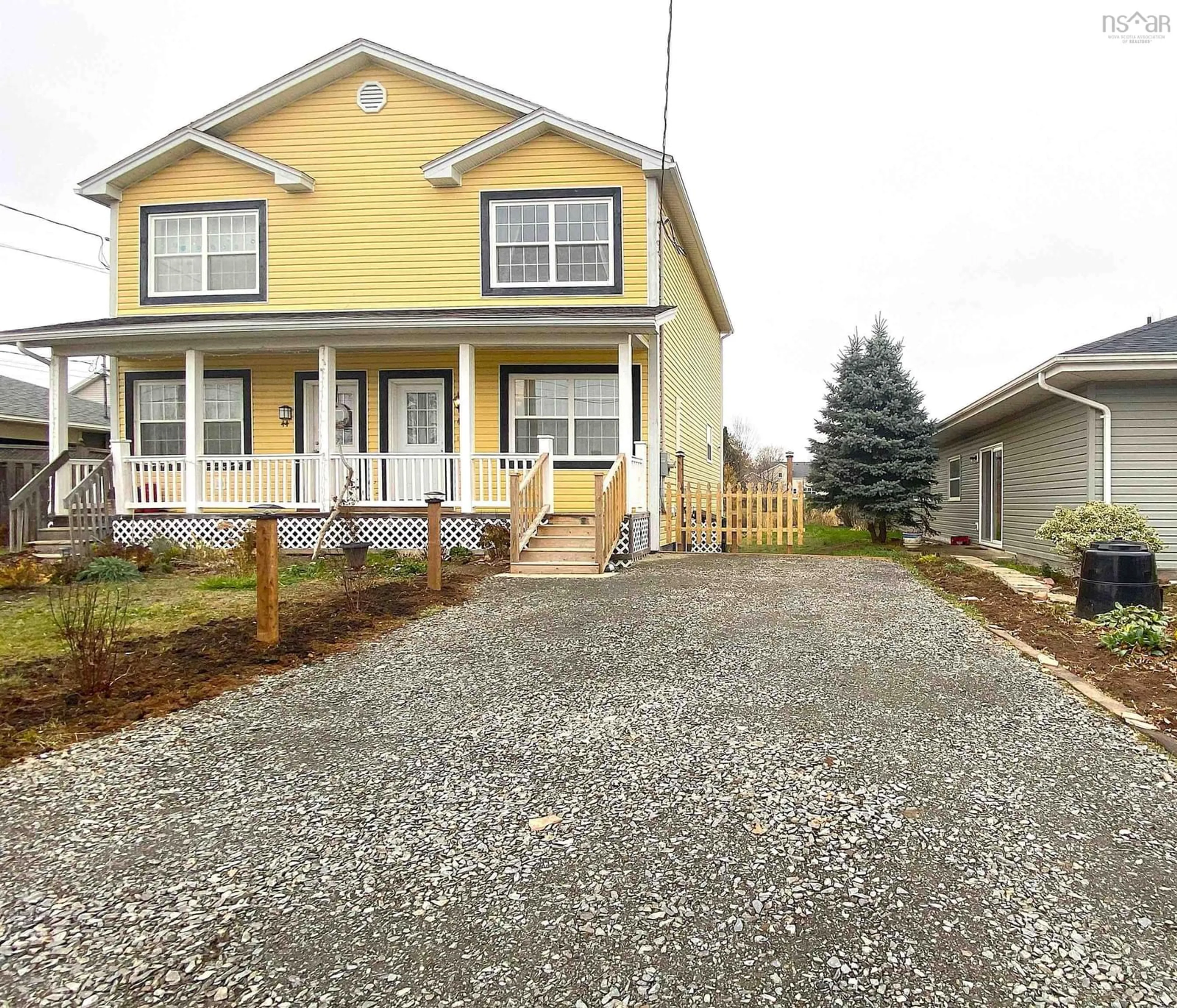 Home with vinyl exterior material, street for 42 Chambers Close, Wolfville Nova Scotia B4P 0A6