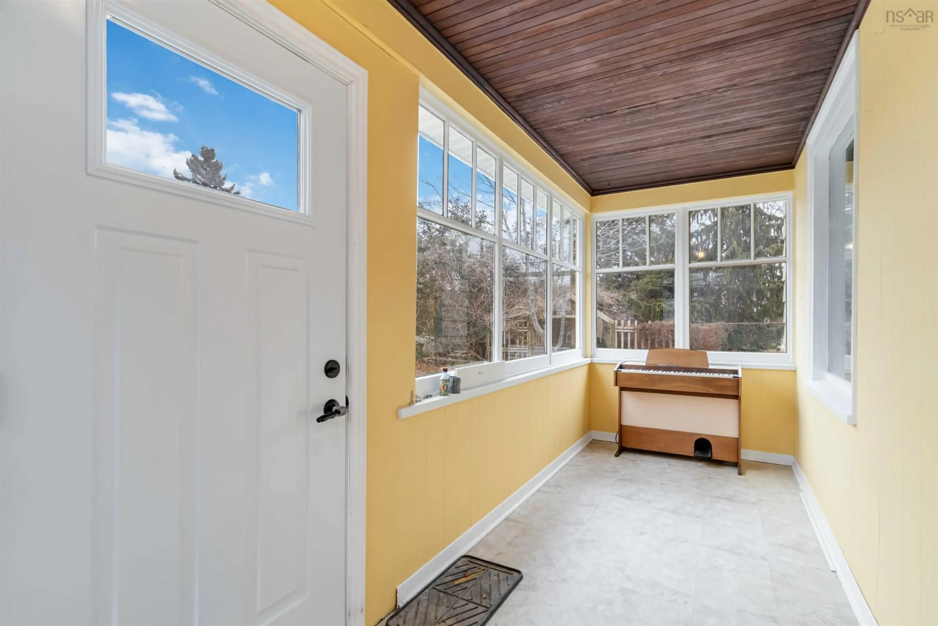 Indoor entryway for 3 Thompson St, Dartmouth Nova Scotia B2Y 2X8