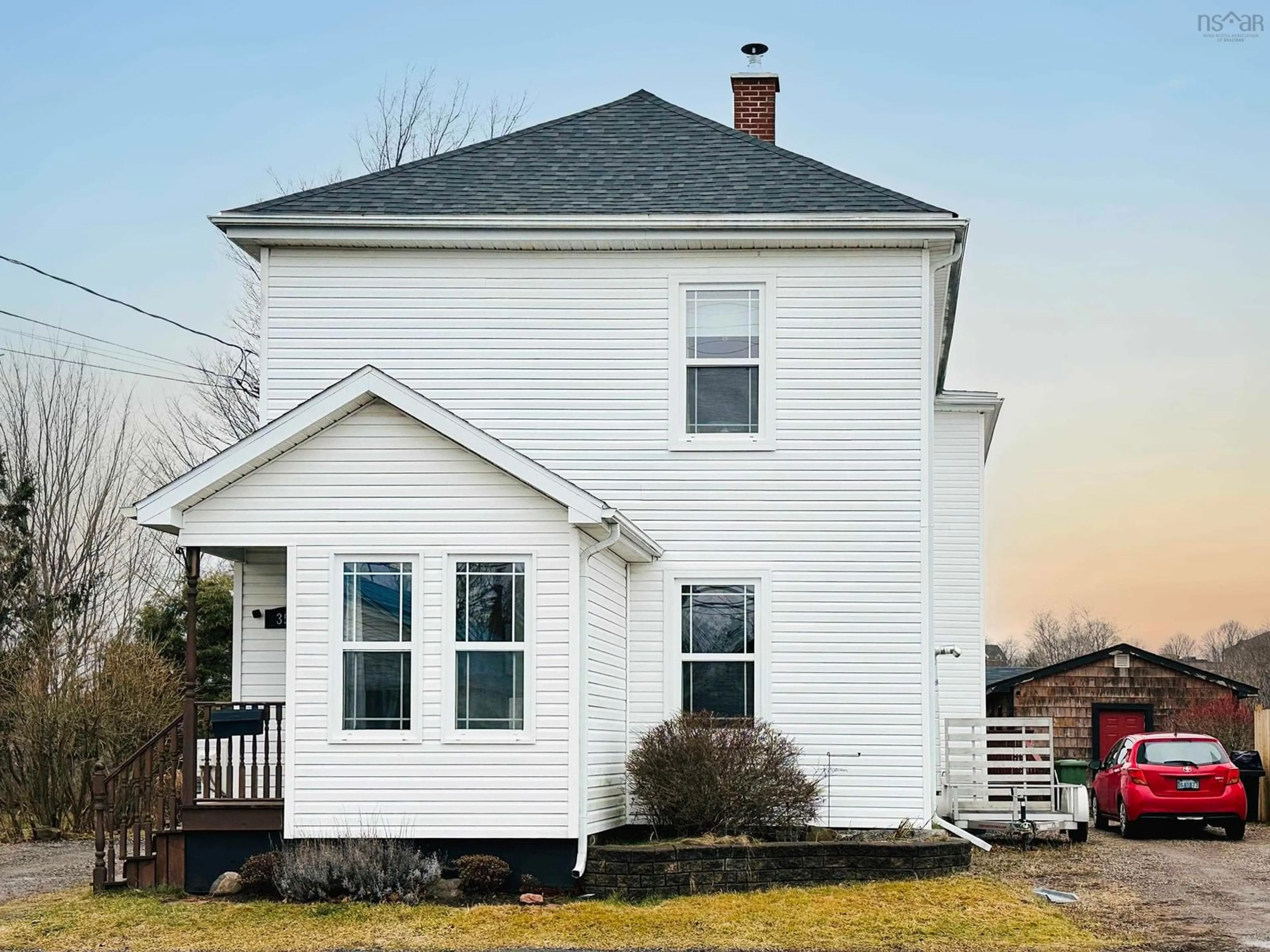 Home with vinyl exterior material, building for 355 Queen St, Truro Nova Scotia B2N 2C4