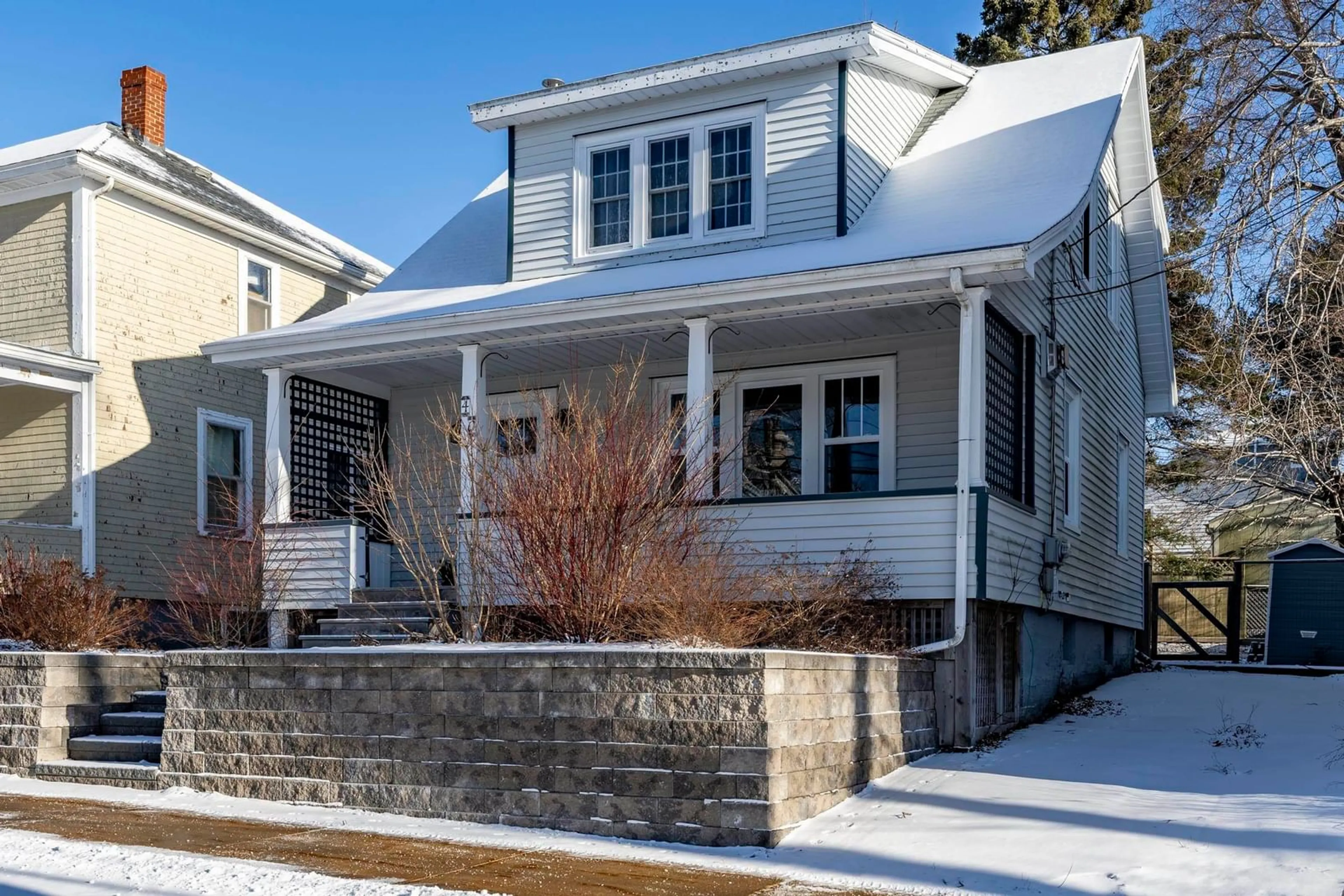 Home with vinyl exterior material, street for 40 Broad St, Lunenburg Nova Scotia B0J 2C0